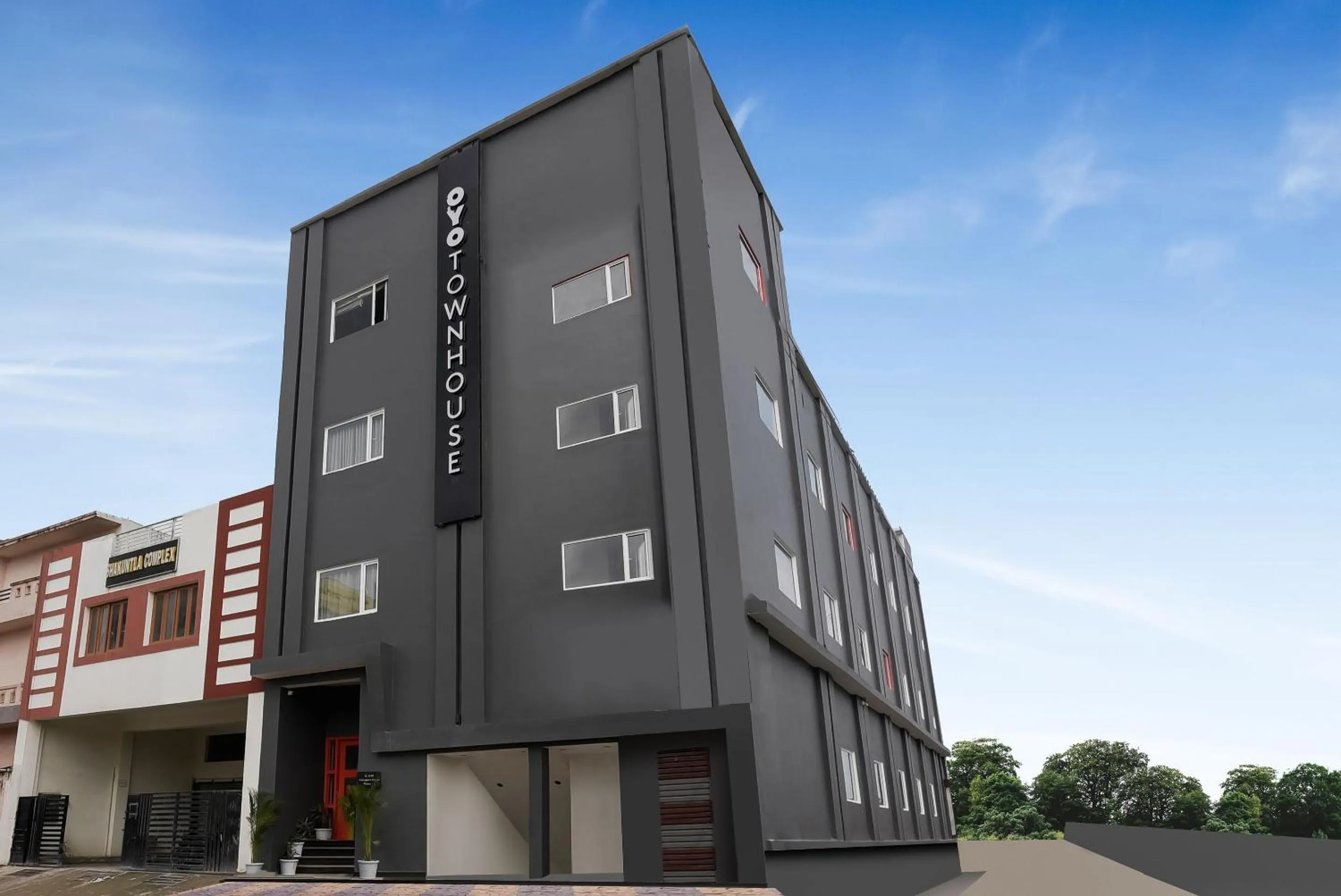 Facade/entrance in Townhouse The Awadh Airport Near Chaudhary Charan Singh International Airport