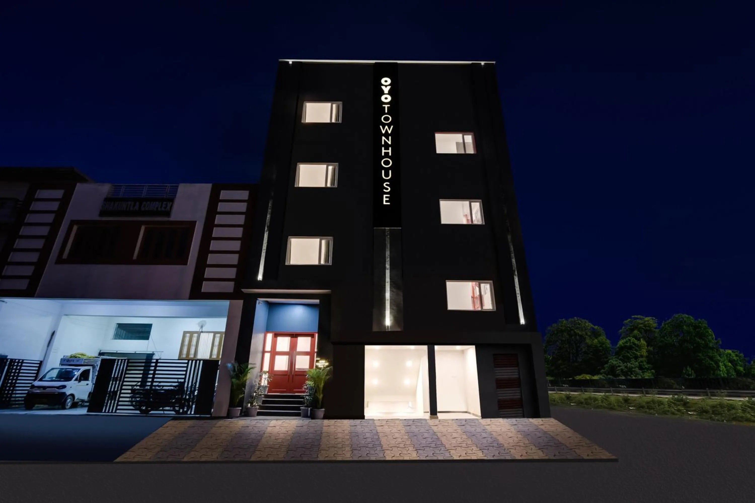 Facade/entrance in Townhouse The Awadh Airport Near Chaudhary Charan Singh International Airport