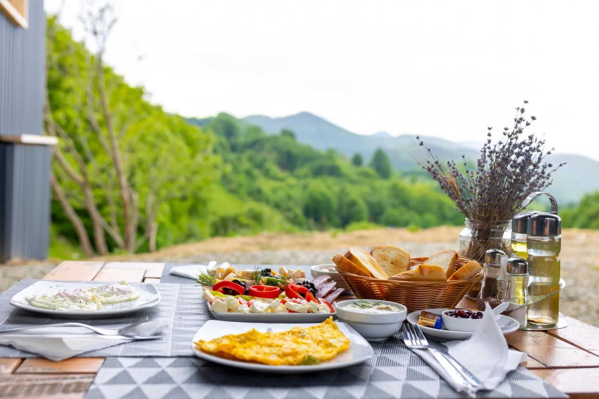 Breakfast in Ursa Mica Glamping Resort