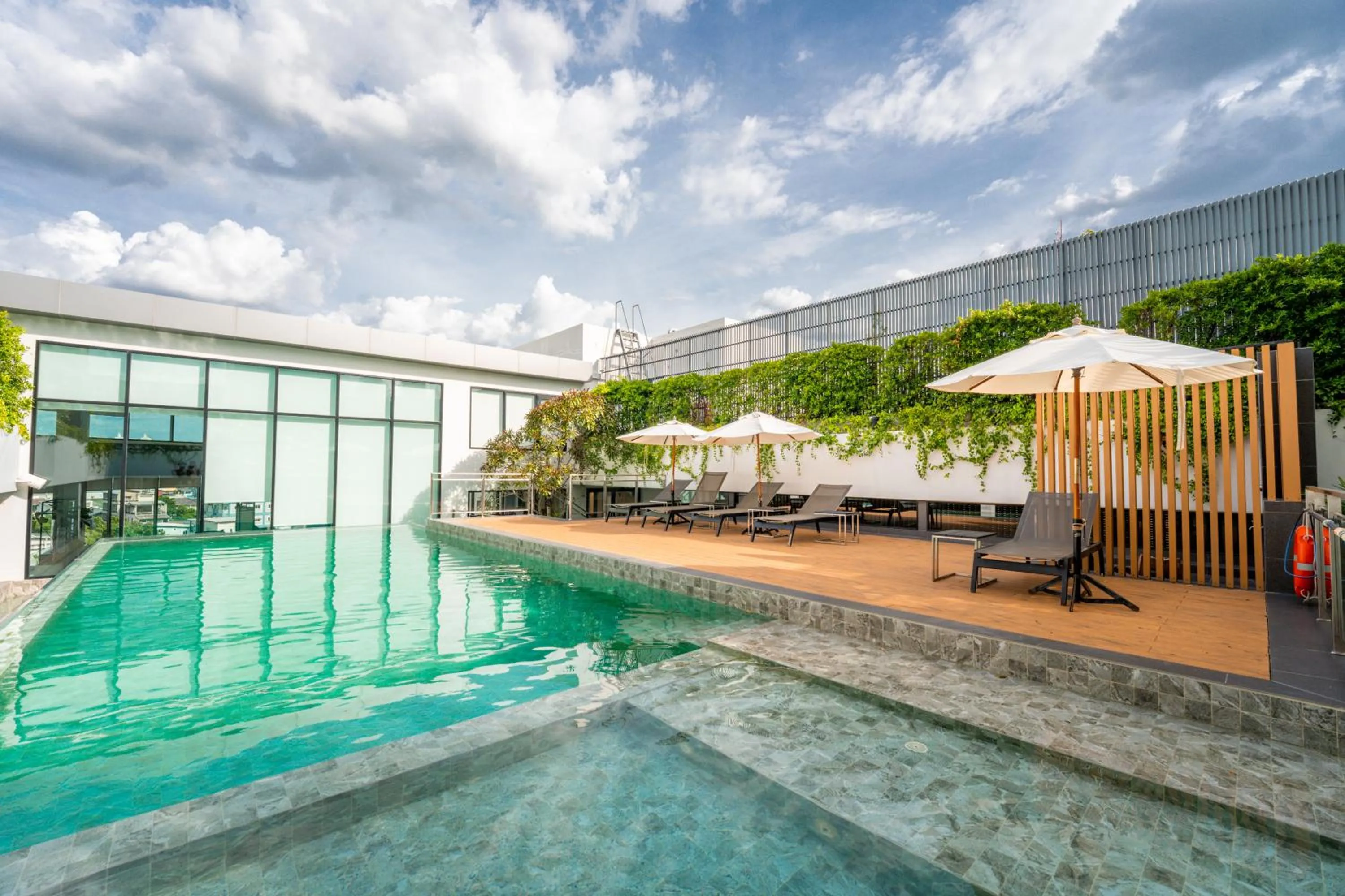 Swimming pool in Amanta Hotel & Residence Sathorn