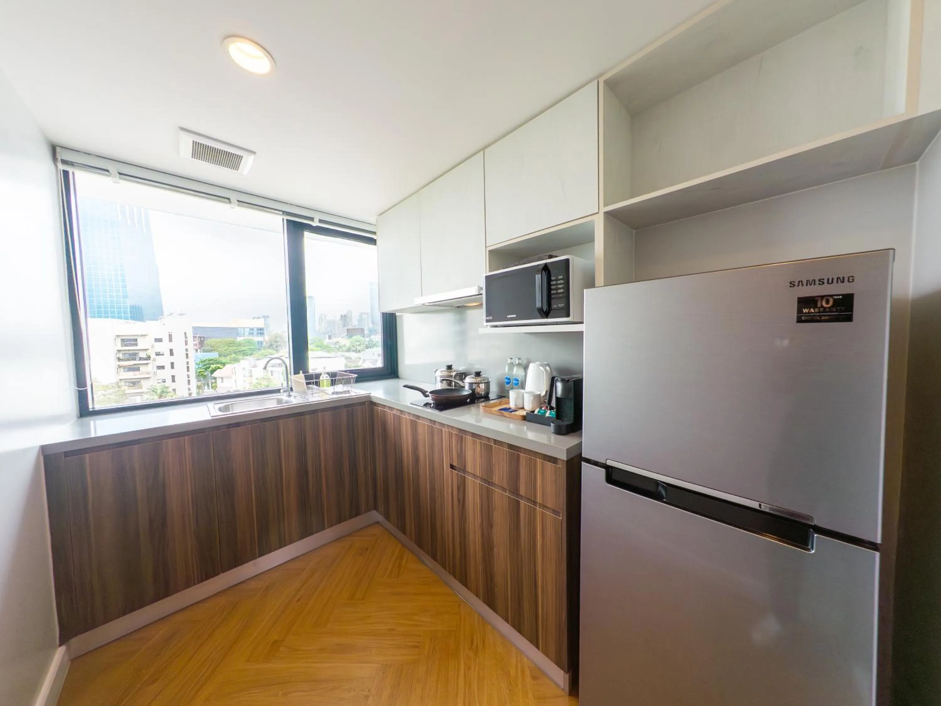 Kitchen or kitchenette in Amanta Hotel & Residence Sathorn