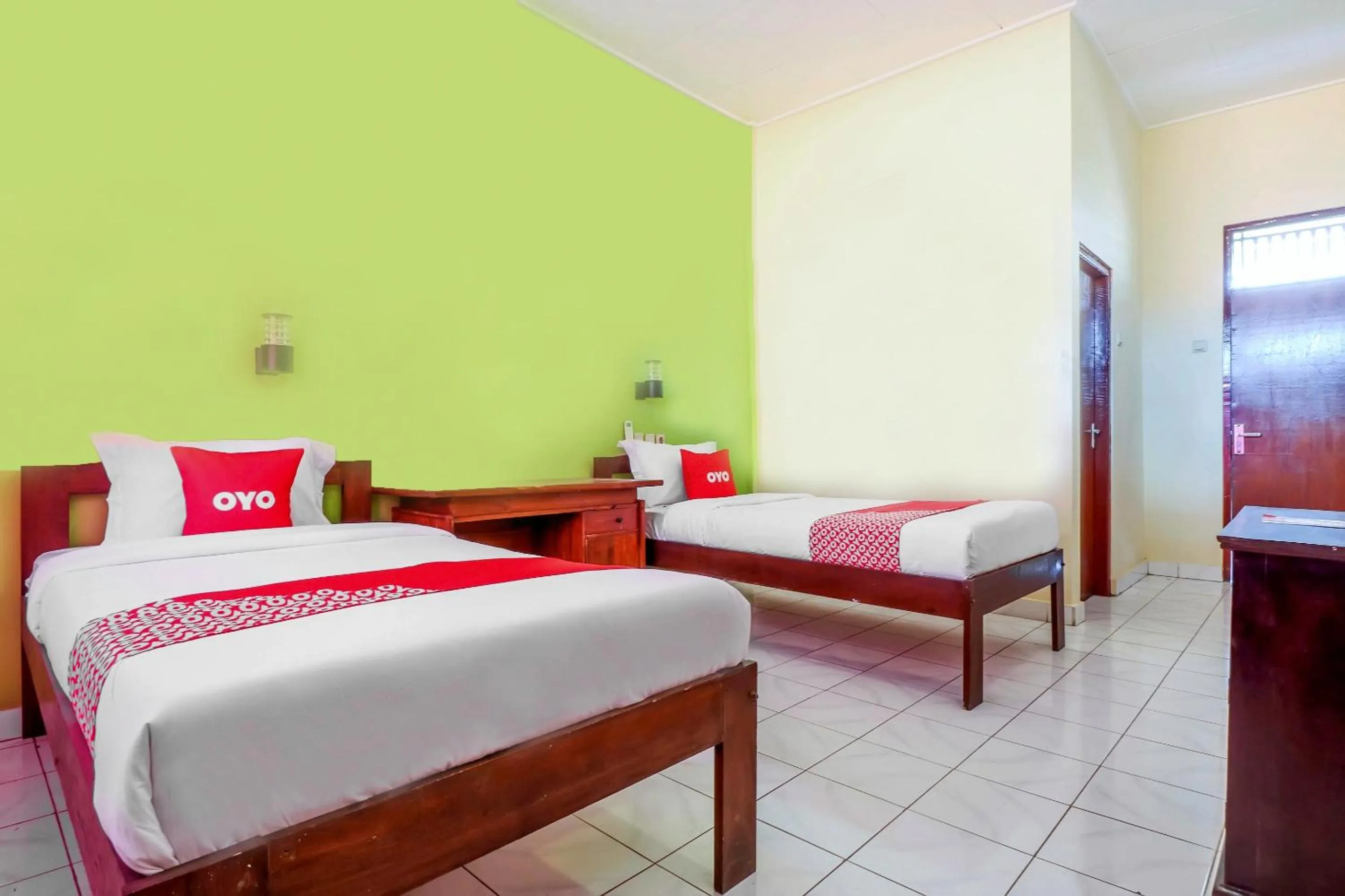 Bedroom, Bed in Hotel O Nan Berlian Inn