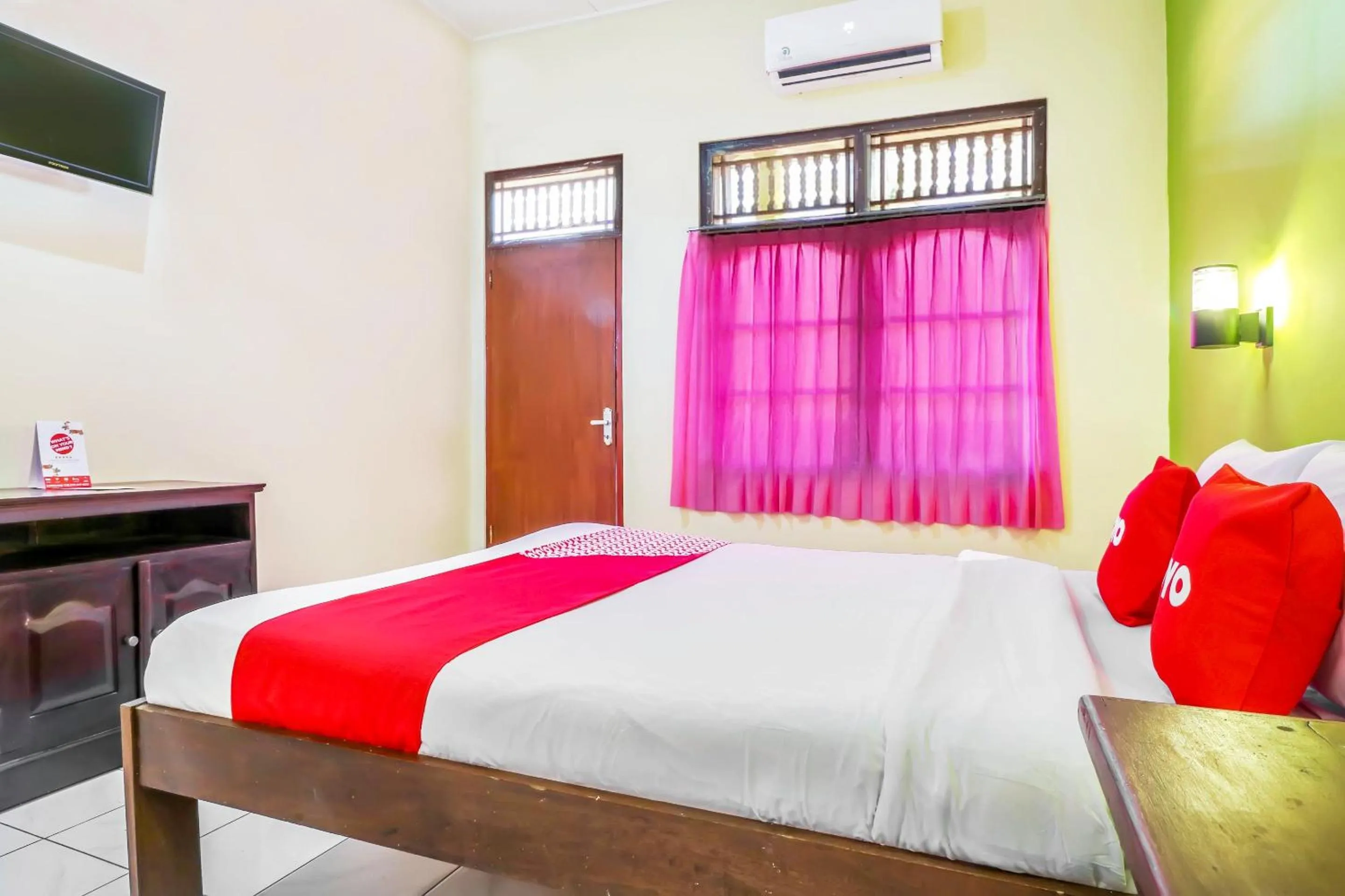 Bedroom, Bed in Hotel O Nan Berlian Inn