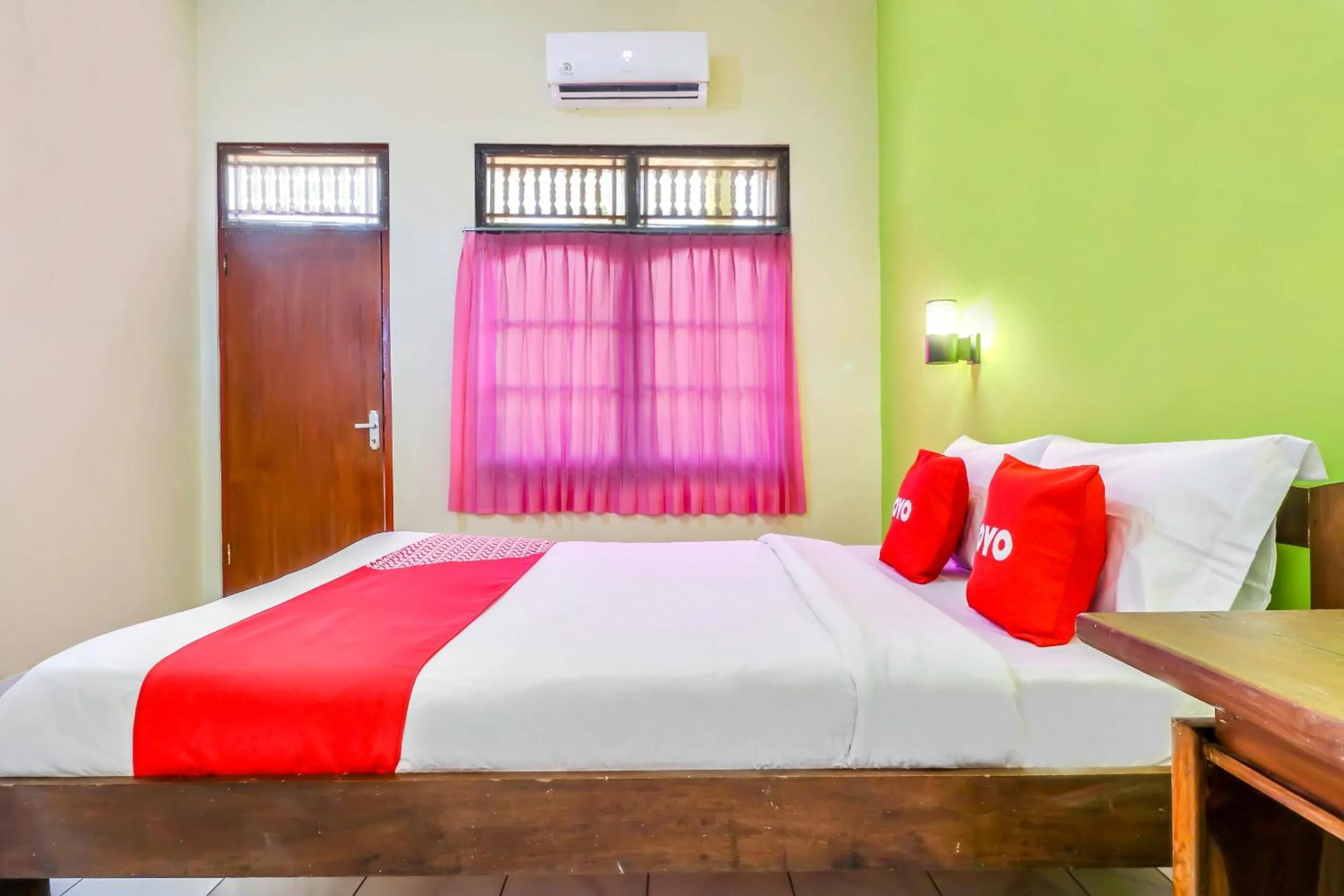 Bedroom, Bed in Hotel O Nan Berlian Inn