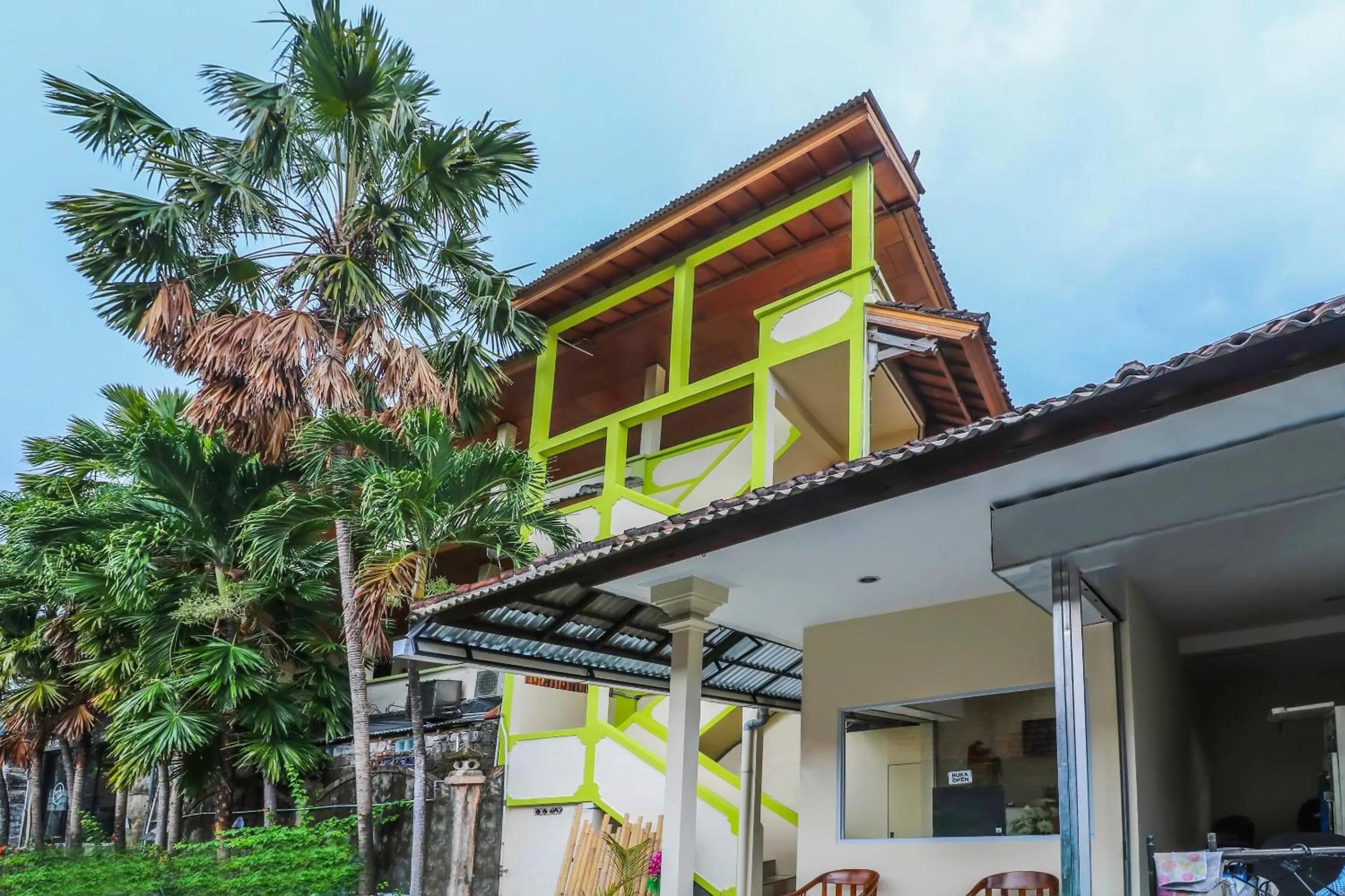 Facade/entrance in Hotel O Nan Berlian Inn