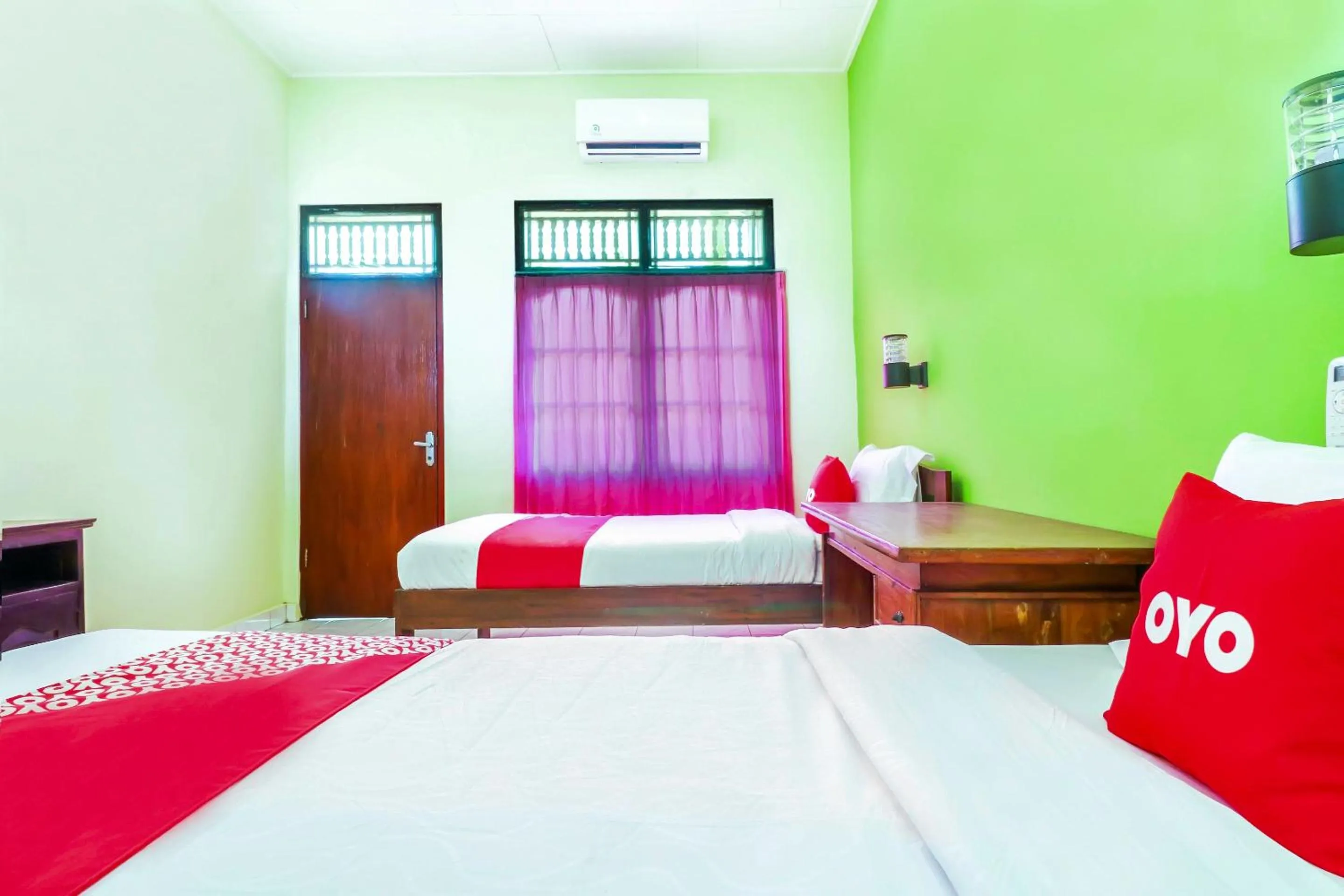 Bedroom, Bed in Hotel O Nan Berlian Inn