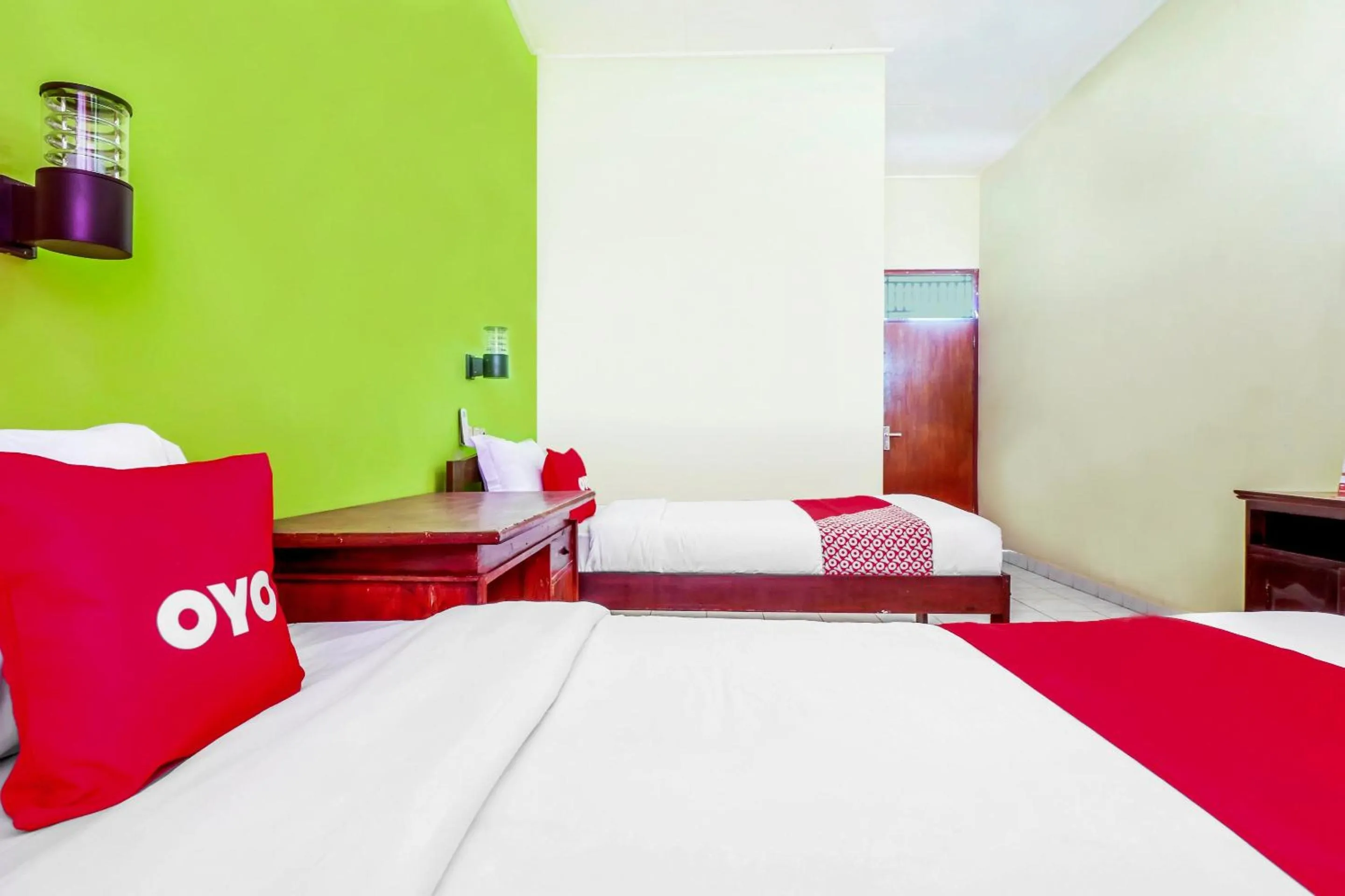 Bedroom, Bed in Hotel O Nan Berlian Inn