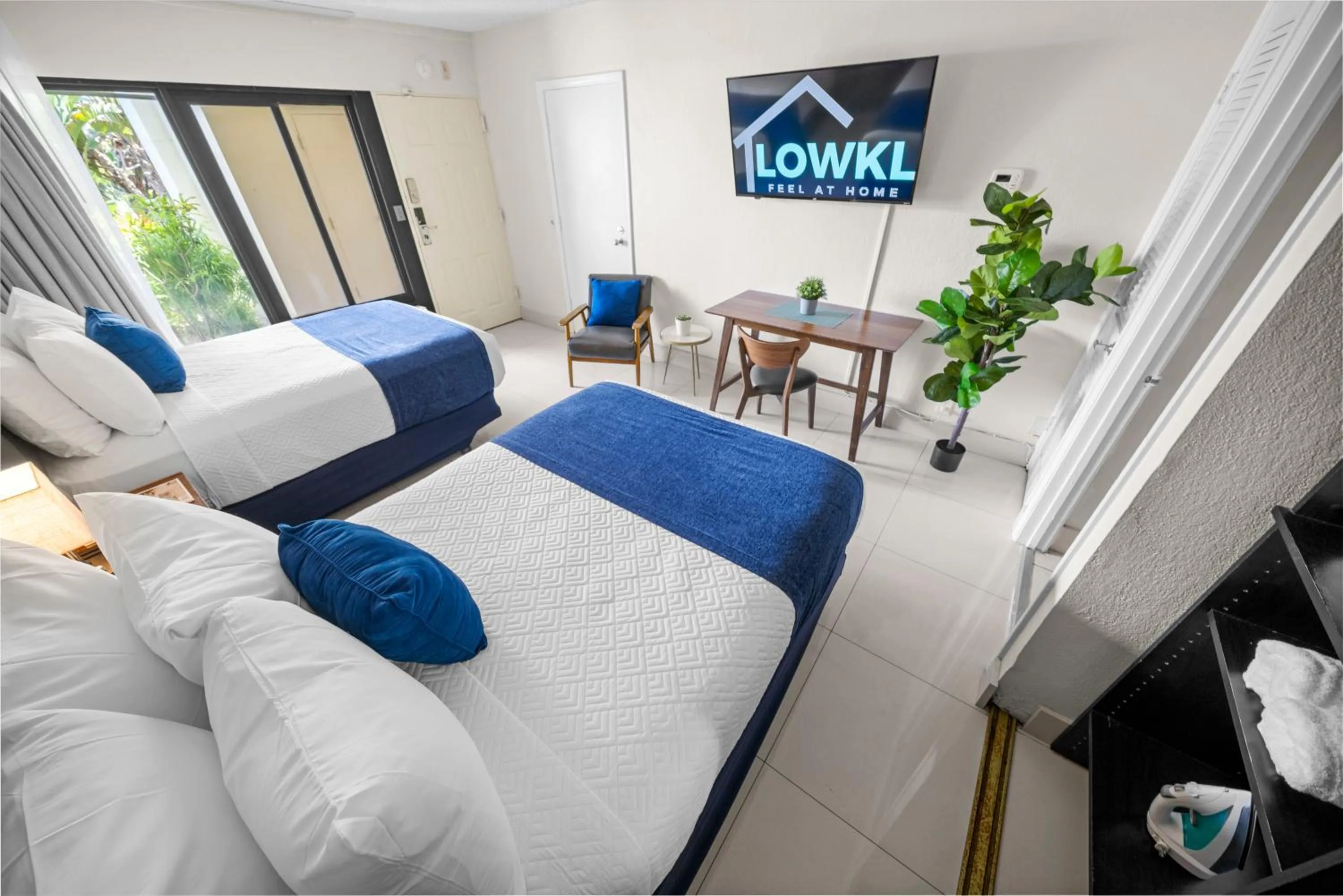 Photo of the whole room, Bed in Boca Plaza