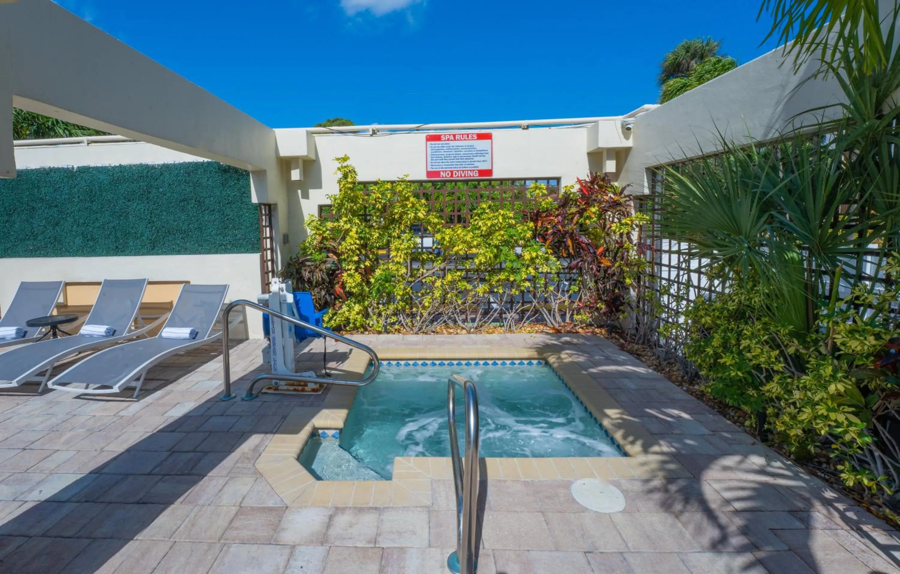 Swimming pool in Boca Plaza