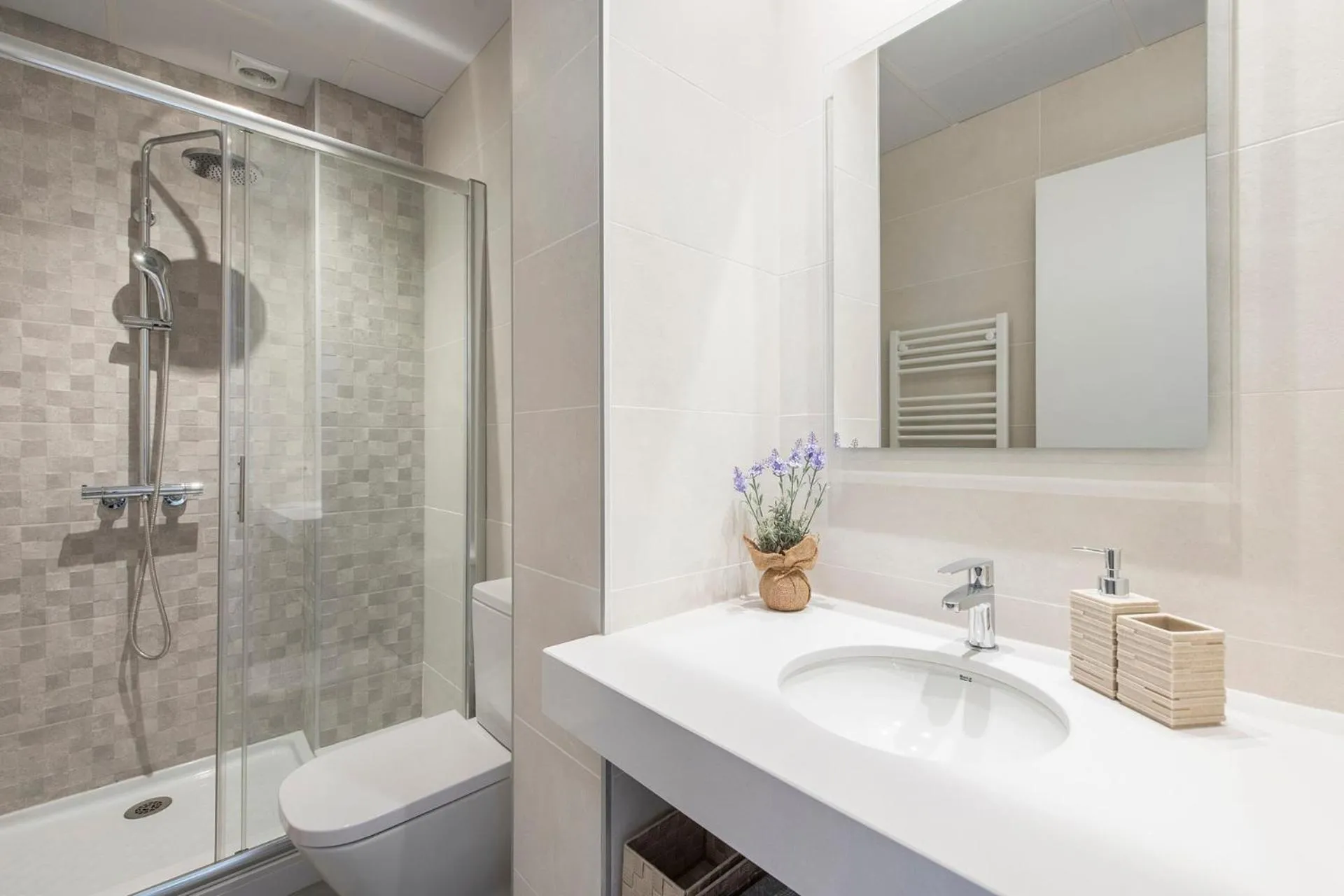 Shower in Lovely and bright apartment in the heart of Banyoles