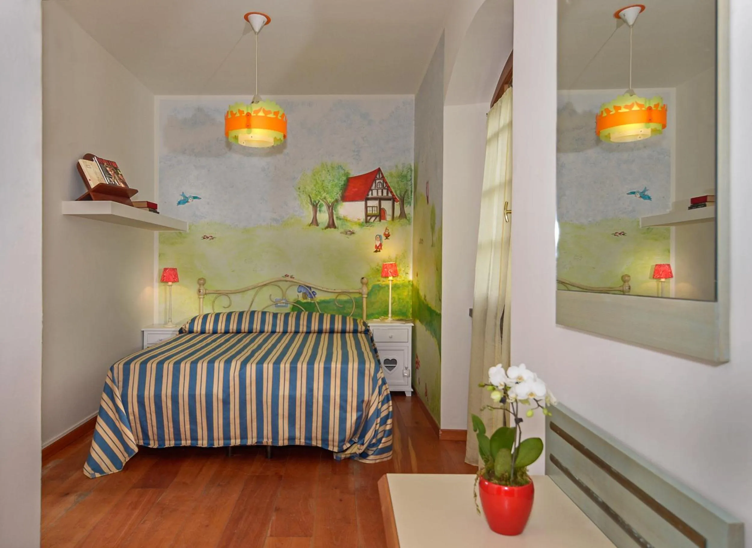 Photo of the whole room, Bed in La Casa Gialla A MONTIGNOSO