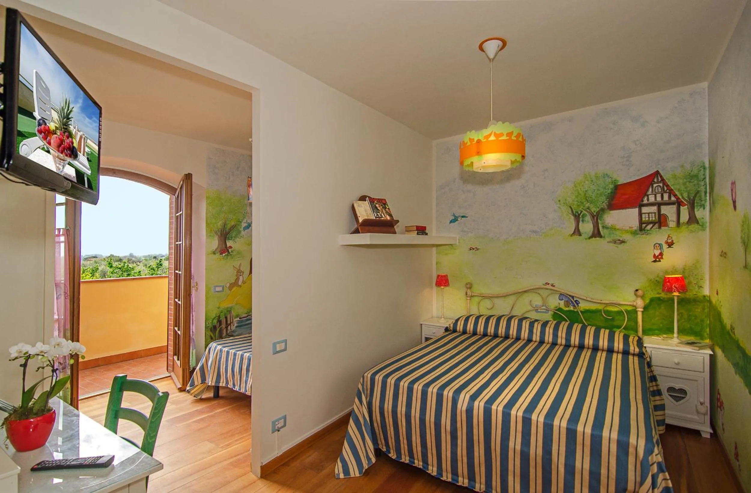 Bedroom, Bed in La Casa Gialla A MONTIGNOSO