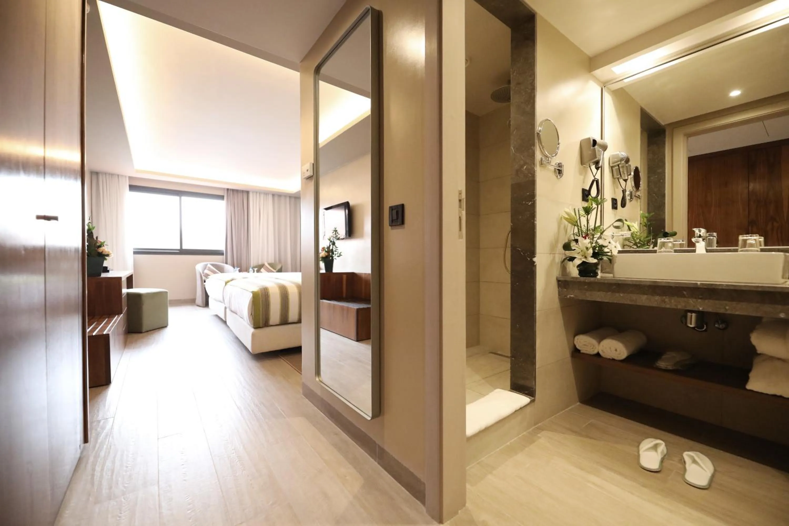 Photo of the whole room in Kenzi Rose Garden