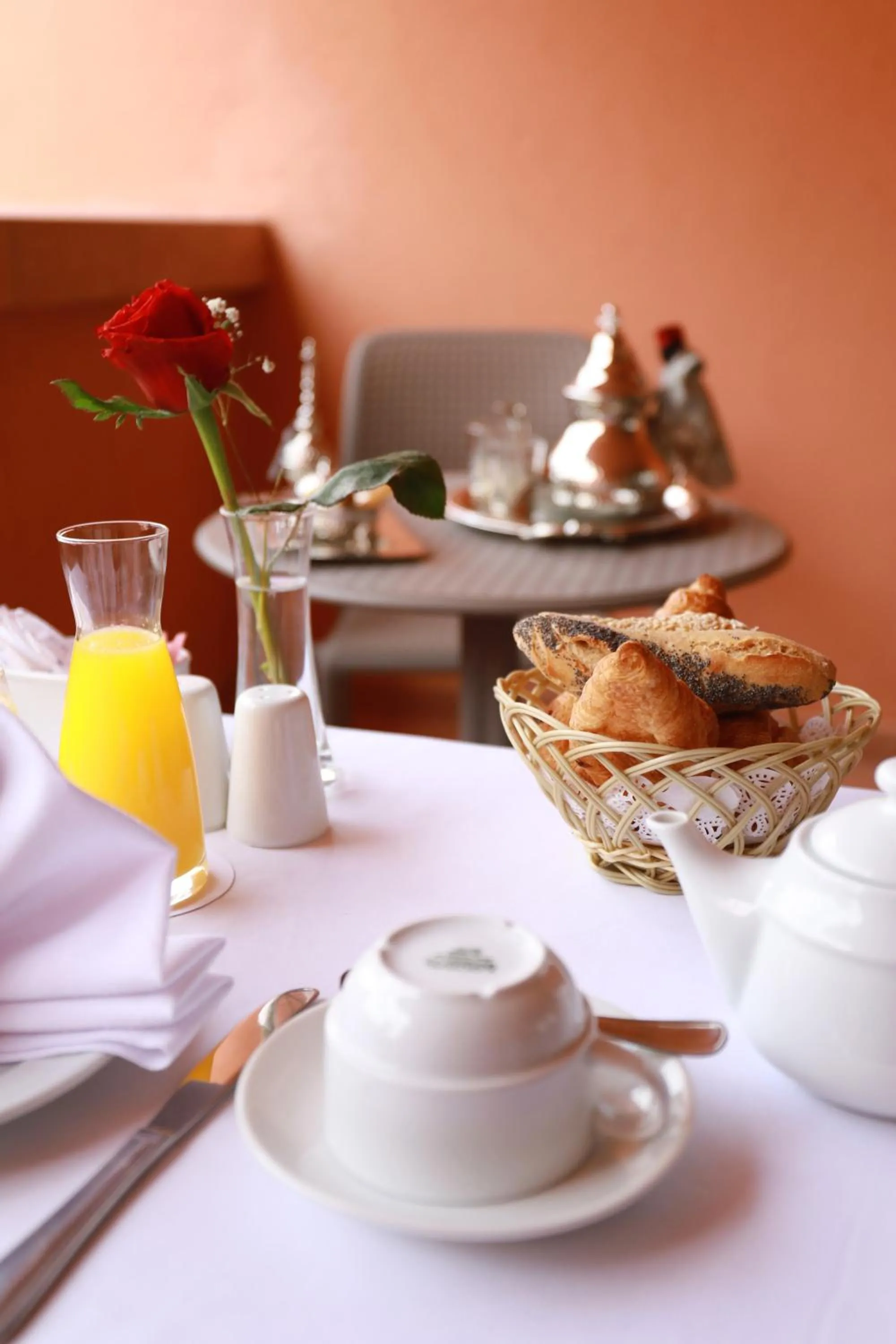 Breakfast in Kenzi Rose Garden