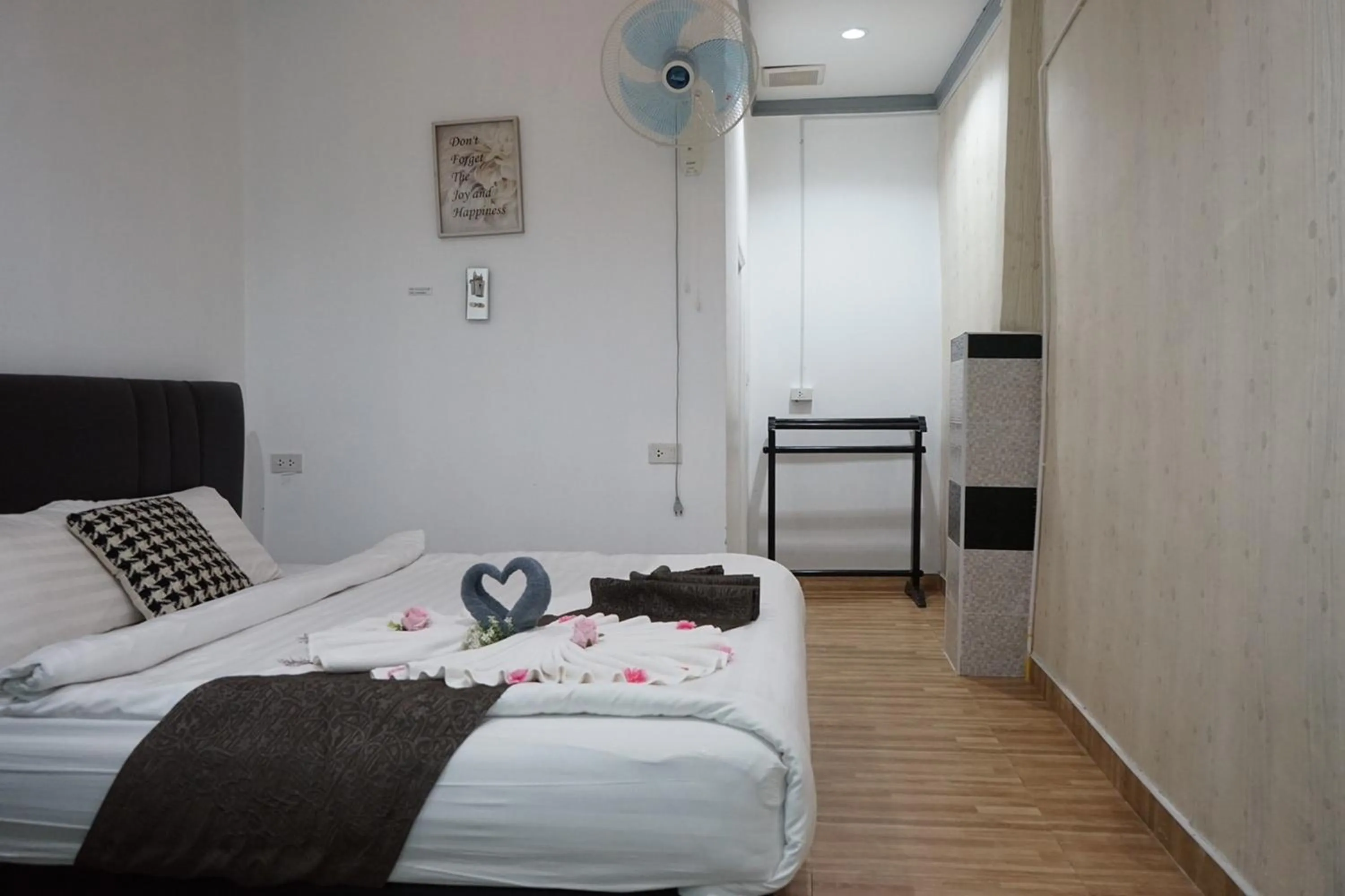 Bed in Chaiyai River Front Hotel