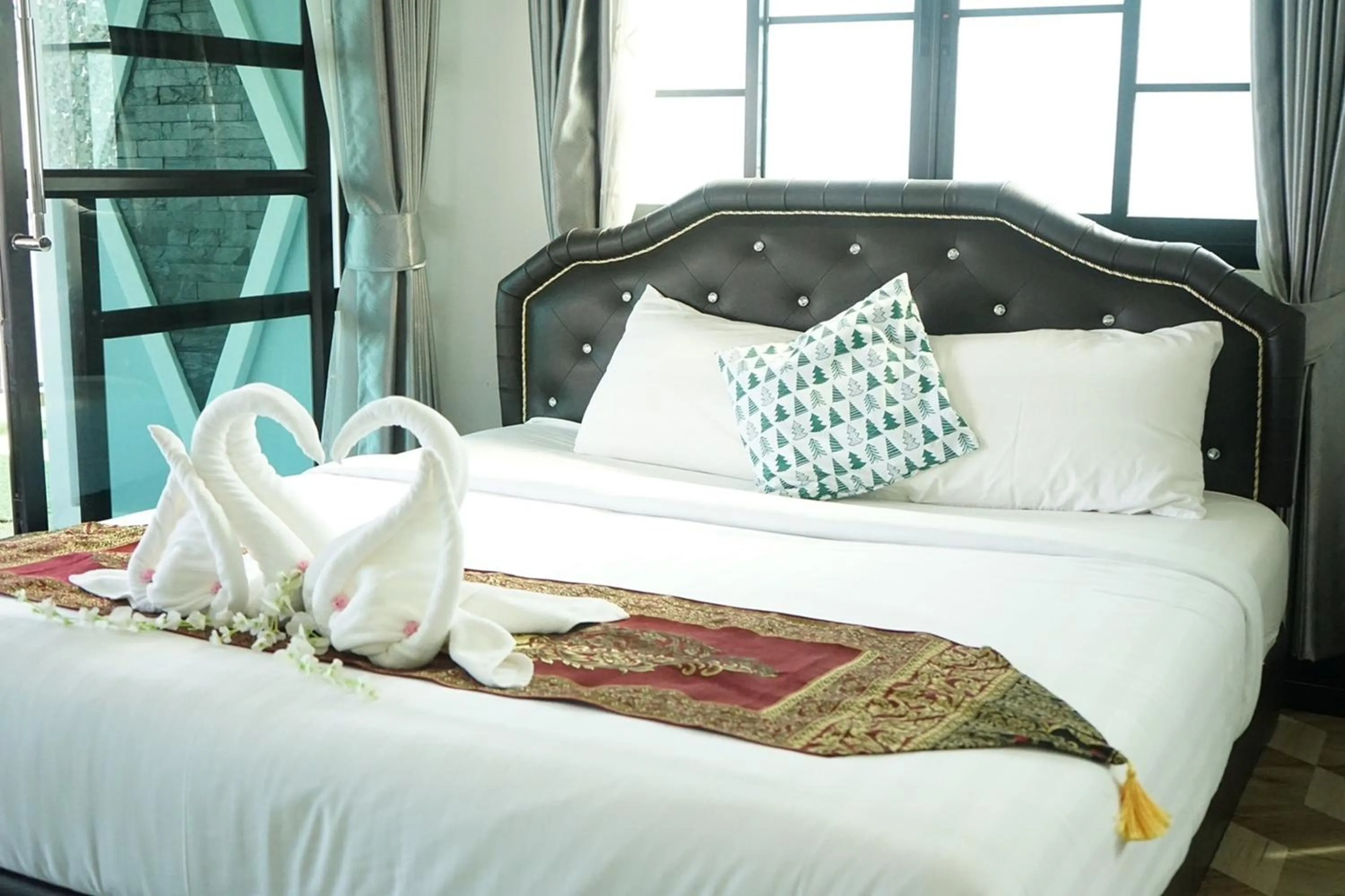 Bed in Chaiyai River Front Hotel