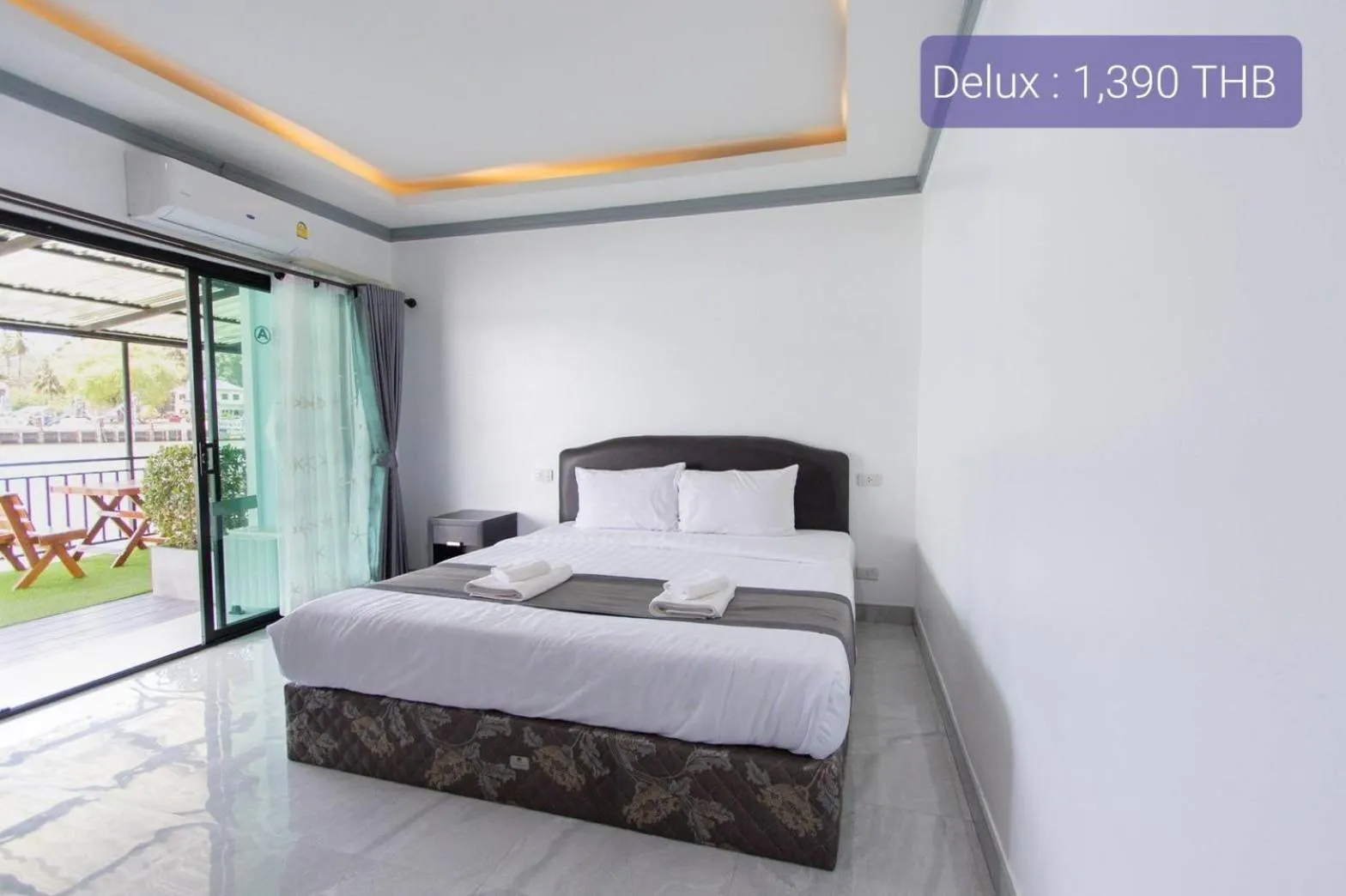 Bed in Chaiyai River Front Hotel