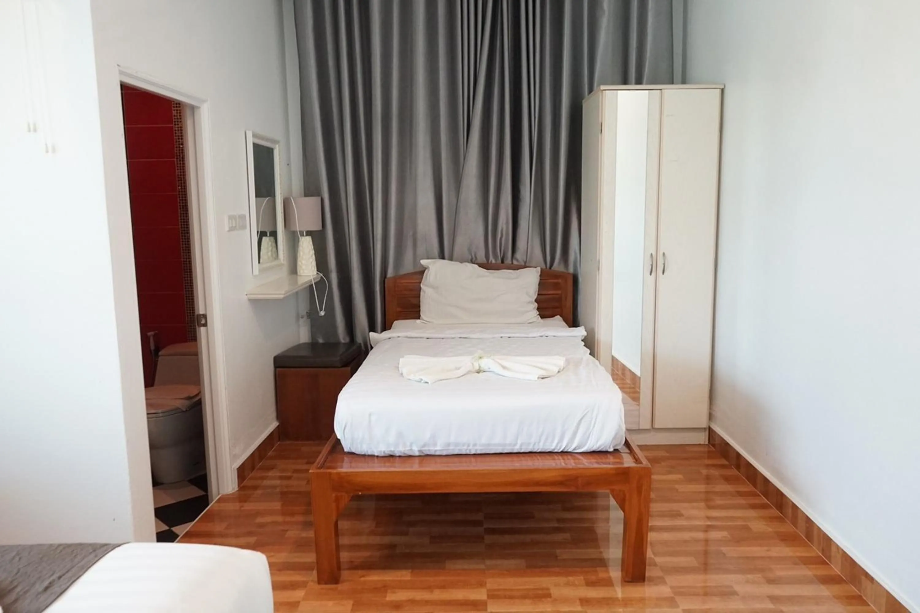 Bed in Chaiyai River Front Hotel