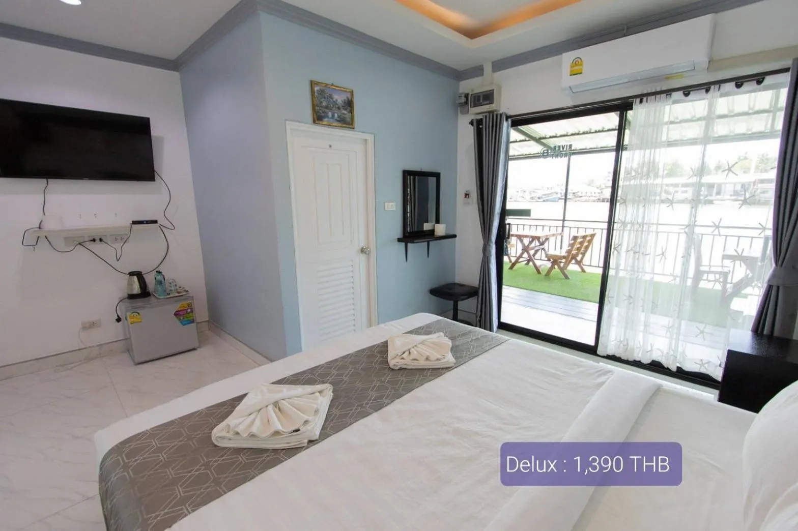 Bed in Chaiyai River Front Hotel