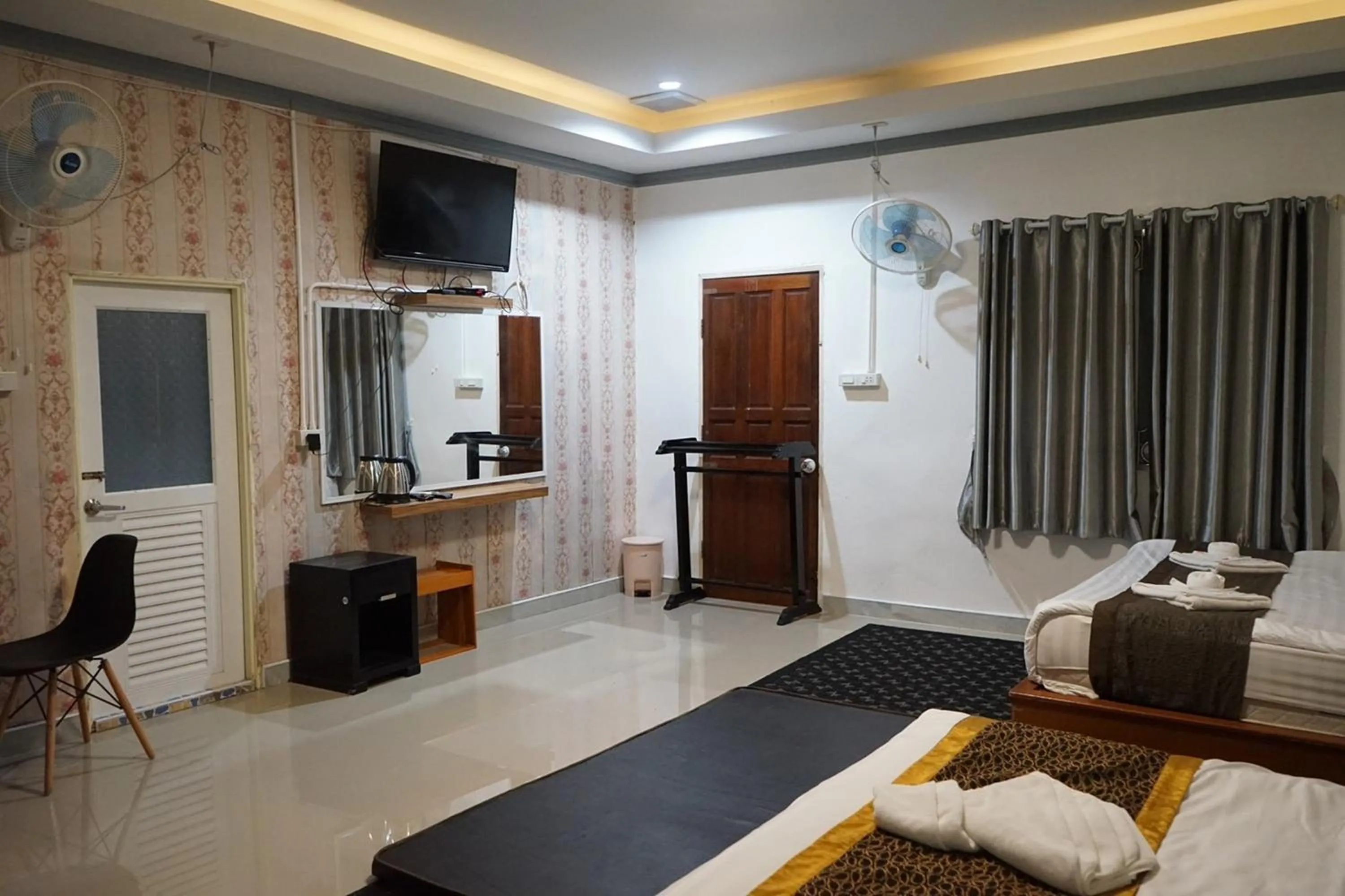 Bed in Chaiyai River Front Hotel