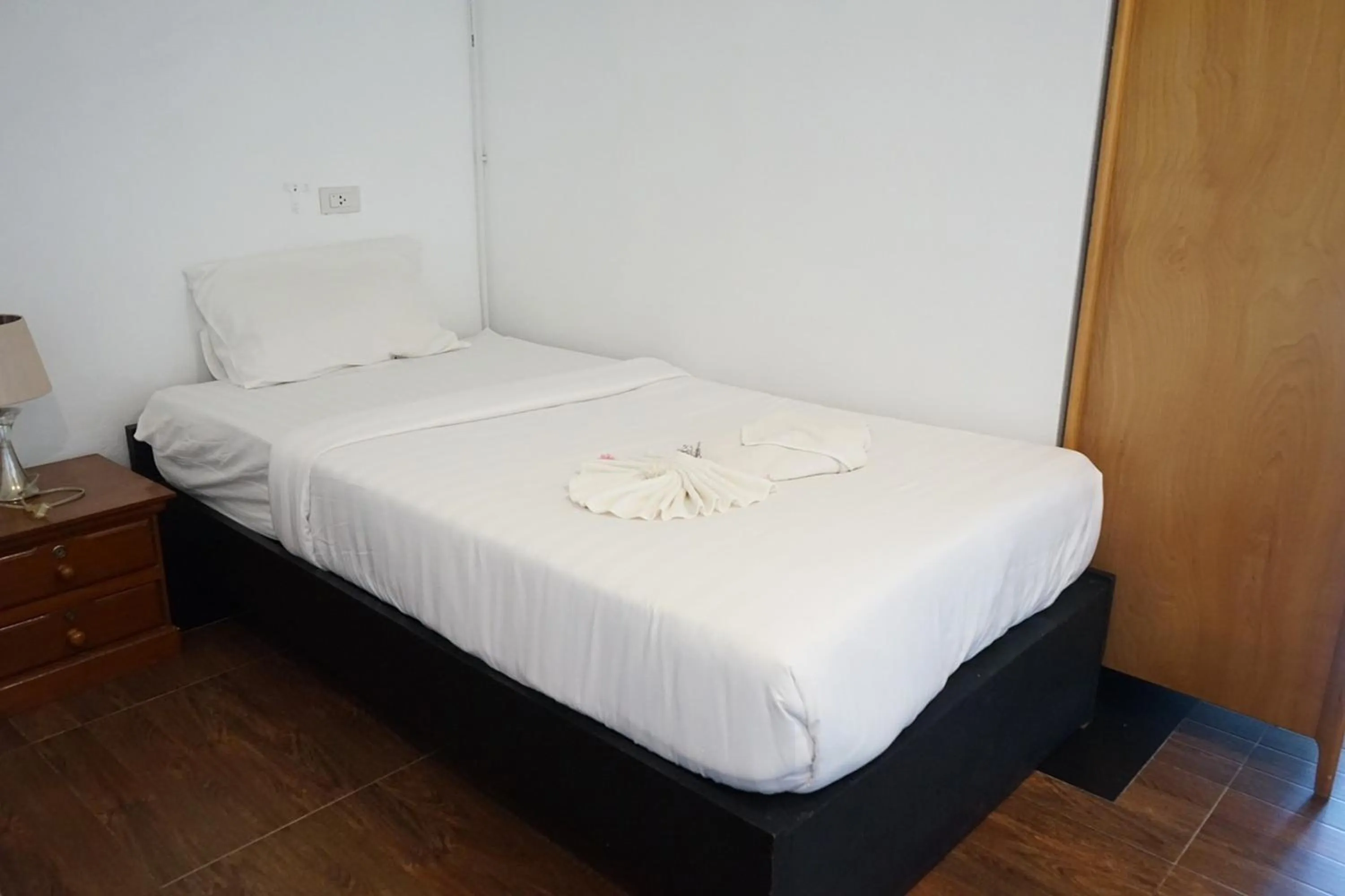 Bed in Chaiyai River Front Hotel