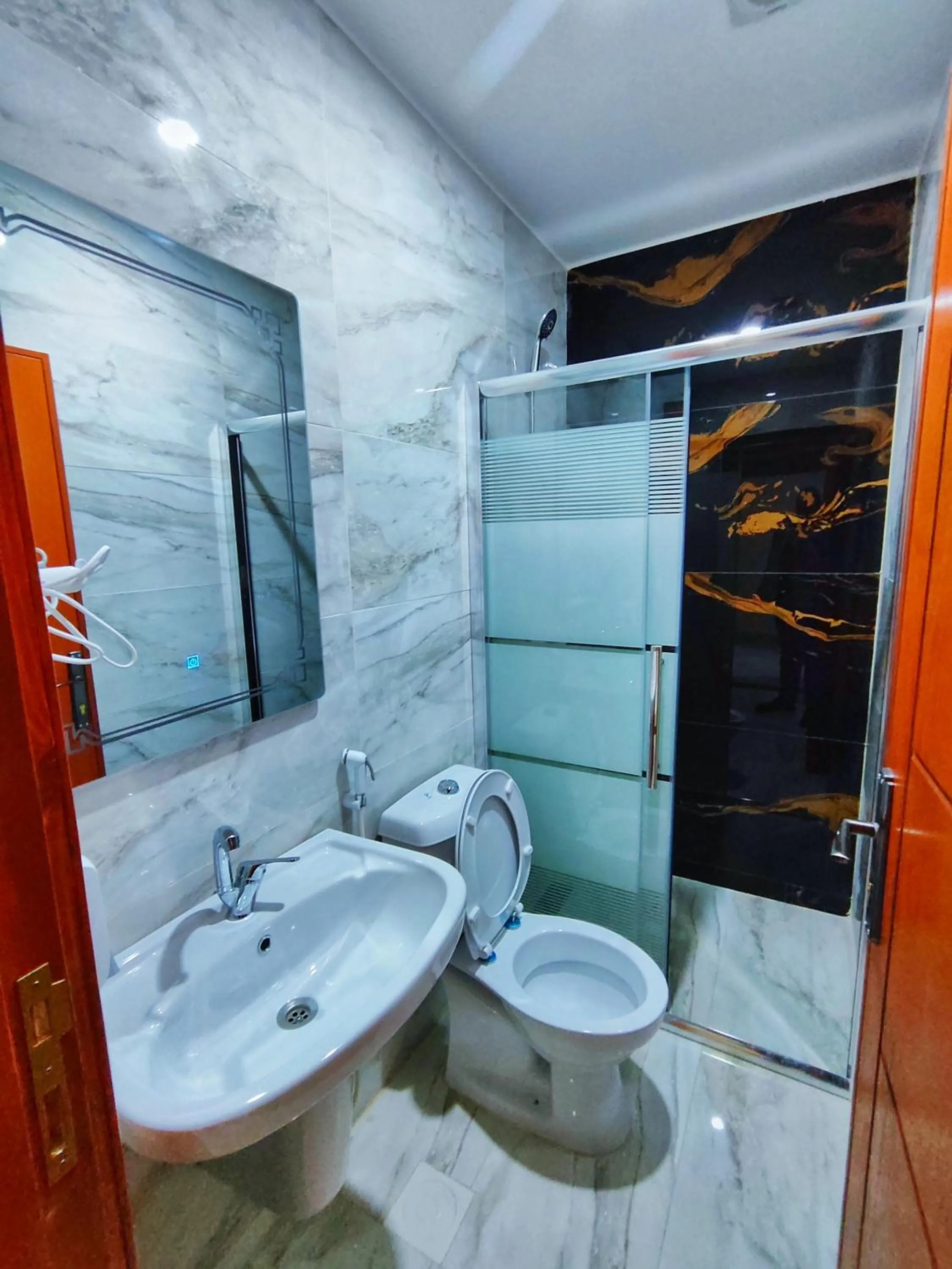 Shower in Rakan ApartHotel and Luxury Rooms