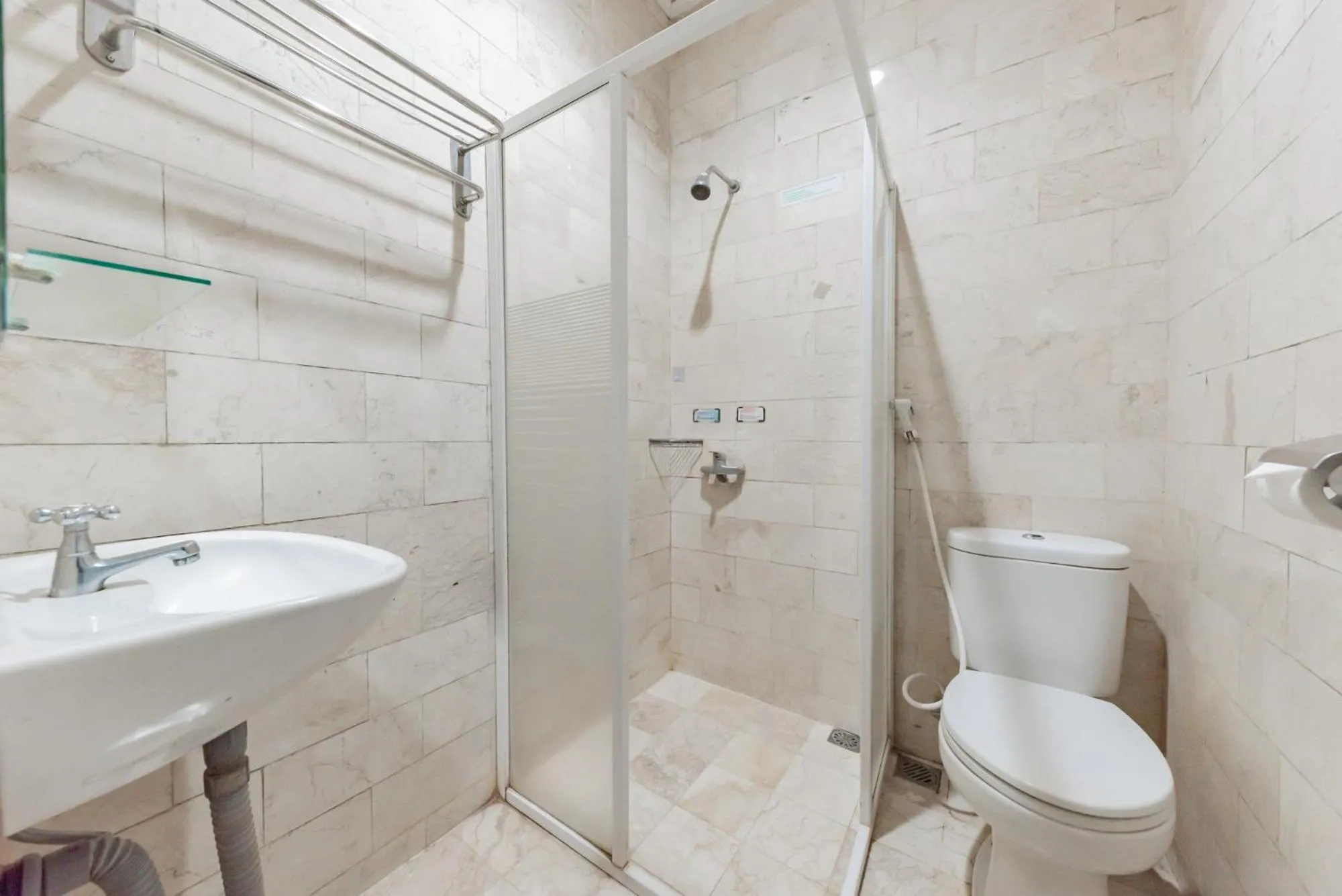 Shower in RedDoorz @ Jalan R.E. Martadinata Sukabumi