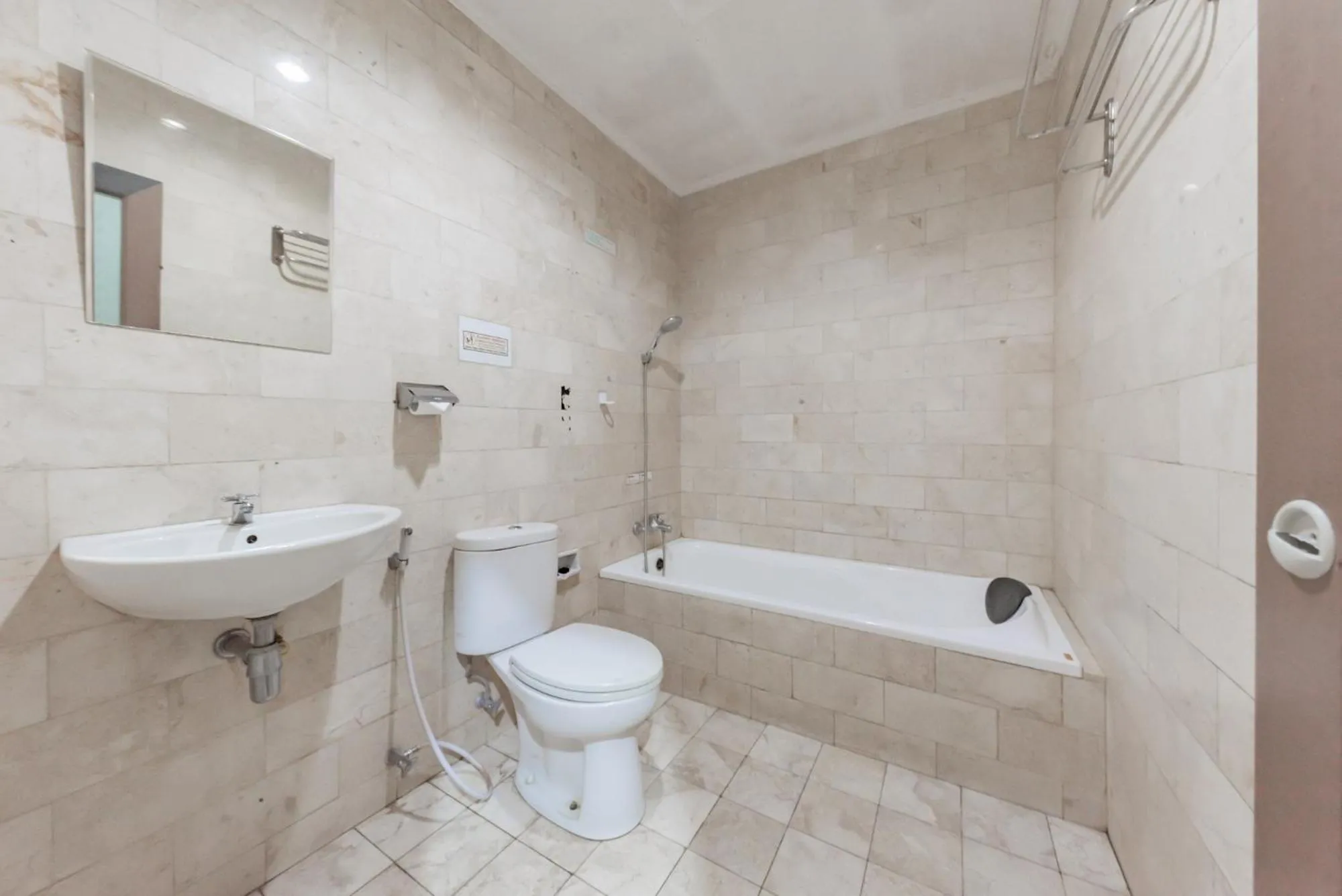 Shower in RedDoorz @ Jalan R.E. Martadinata Sukabumi