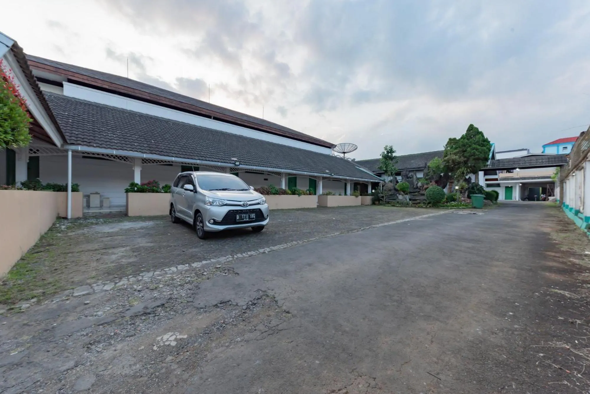 Parking in RedDoorz @ Jalan R.E. Martadinata Sukabumi