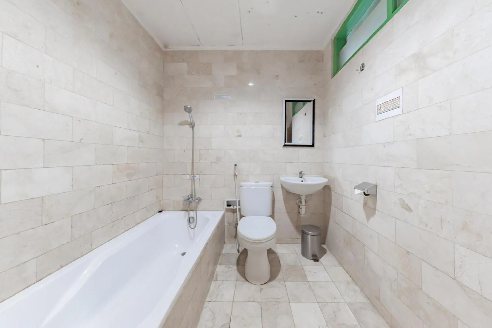 Shower in RedDoorz @ Jalan R.E. Martadinata Sukabumi