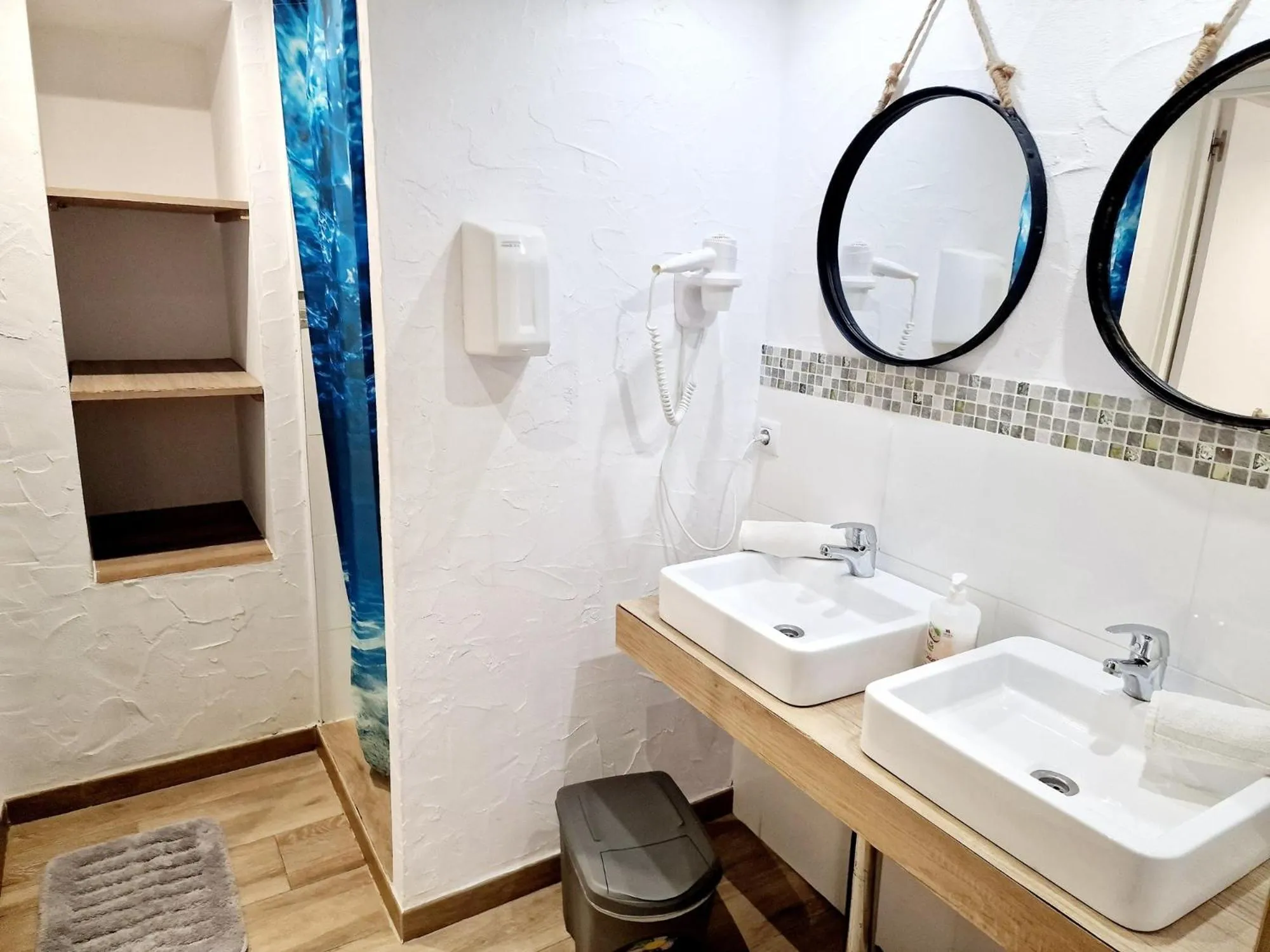 Shower in Y Hostel - Albergue Juvenil