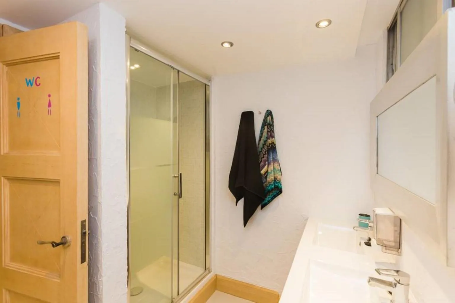 Bathroom in Y Hostel - Albergue Juvenil