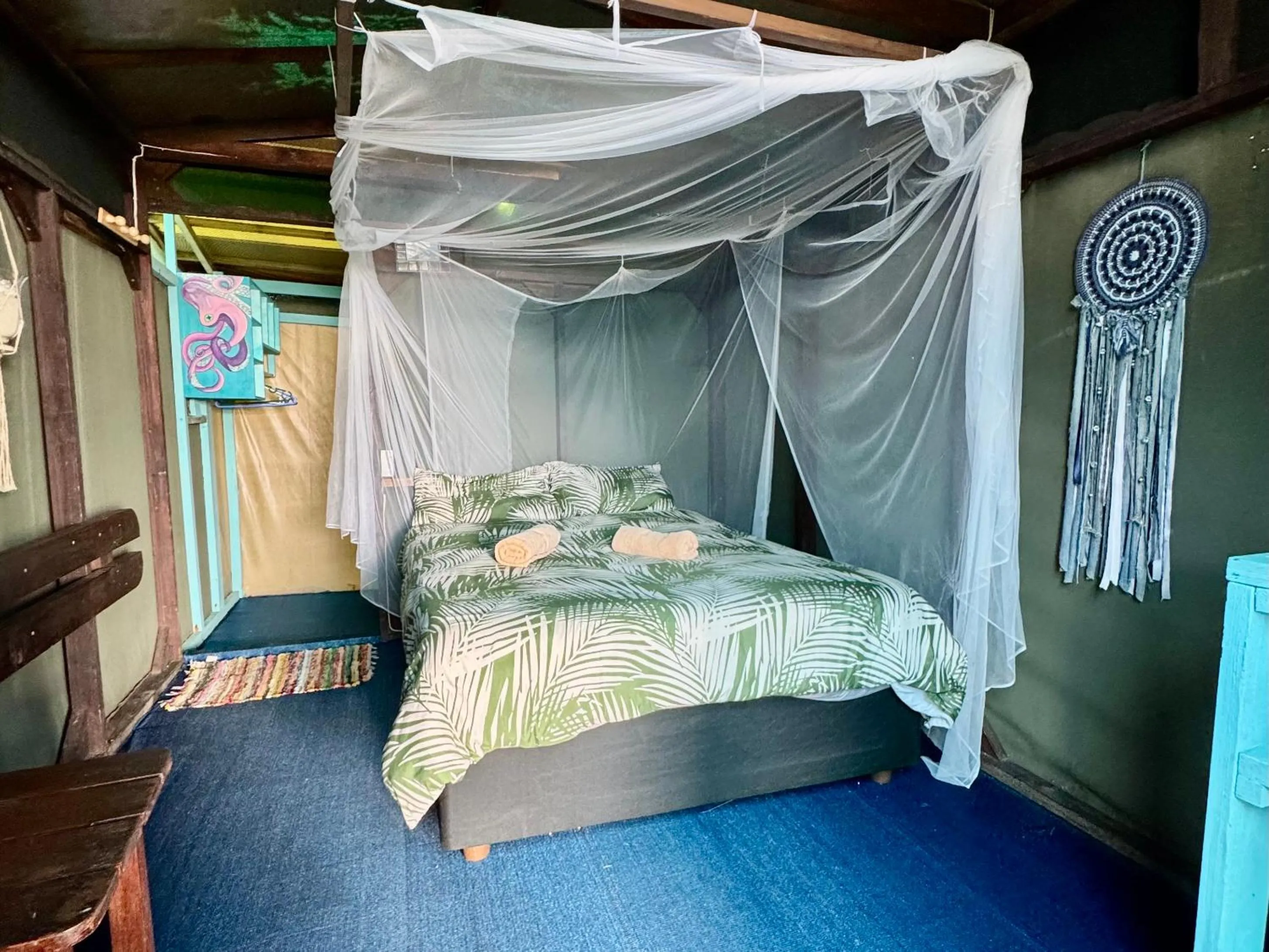 Photo of the whole room, Bed in Underwater Explorer