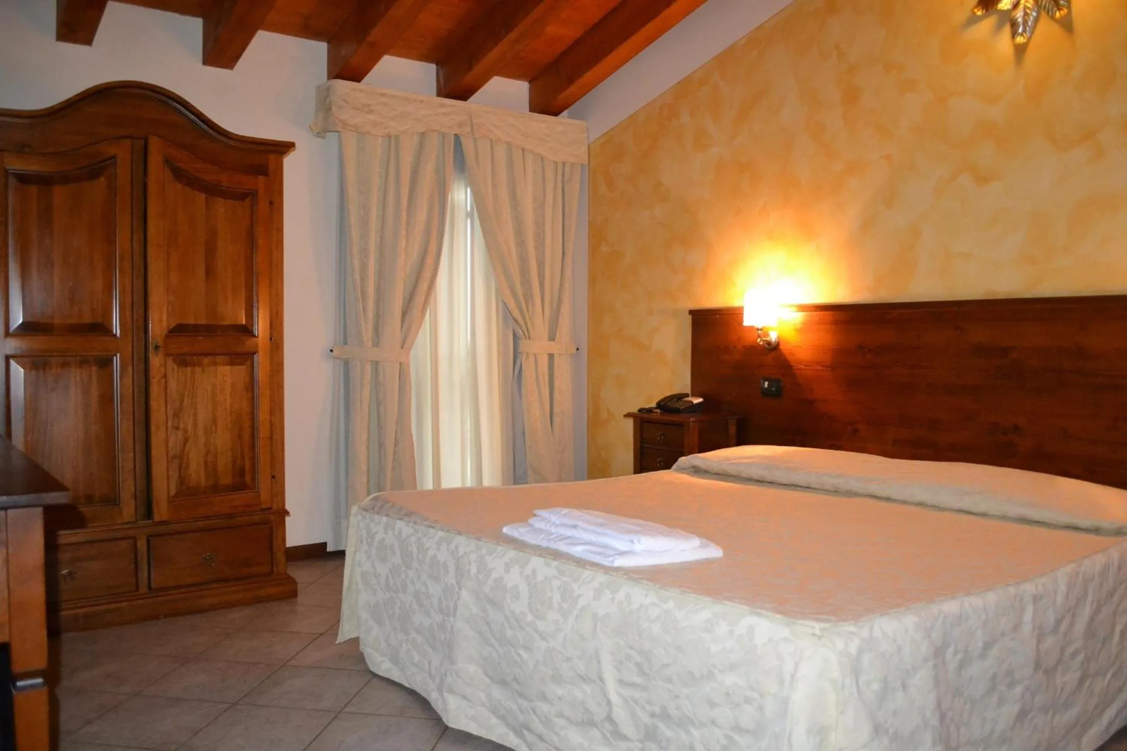 Bed in Albergo La Piana