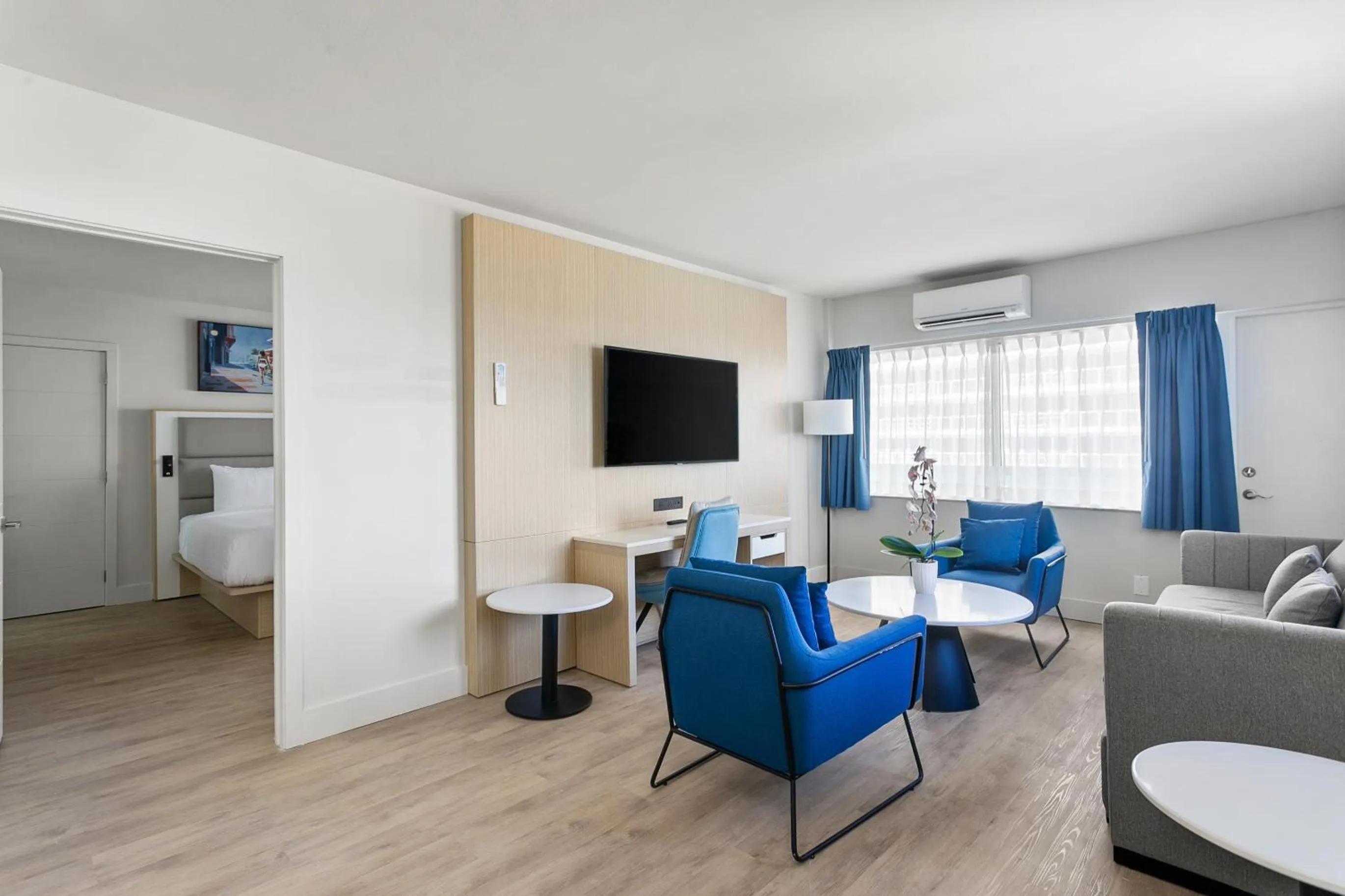 Living room, Bed in Ocean Sky Hotel & Resort