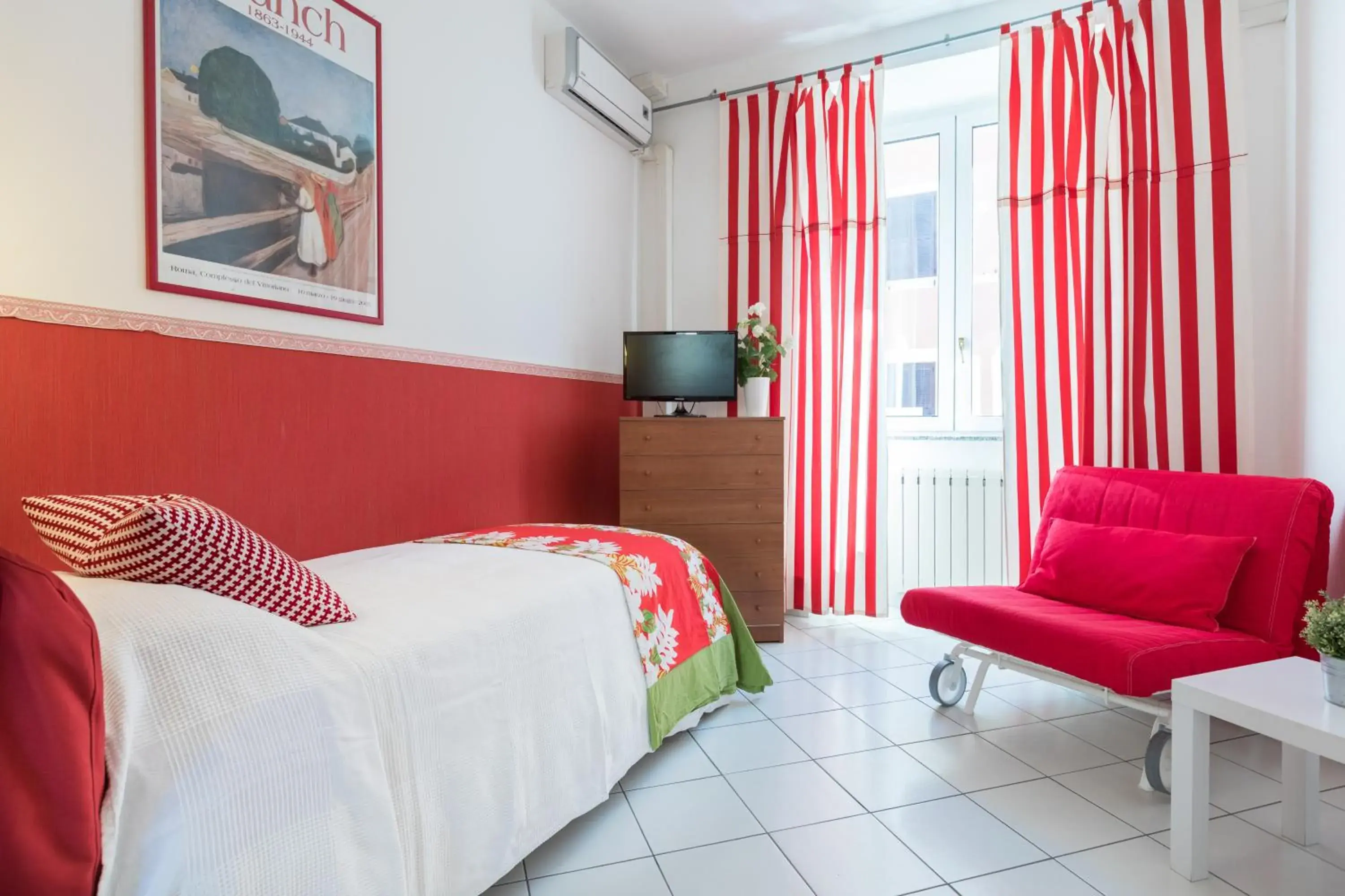 Single Room with Private Bathroom in B&B Piazza Fratti Single Room with Private Bathroom in B&B Piazza Fratti