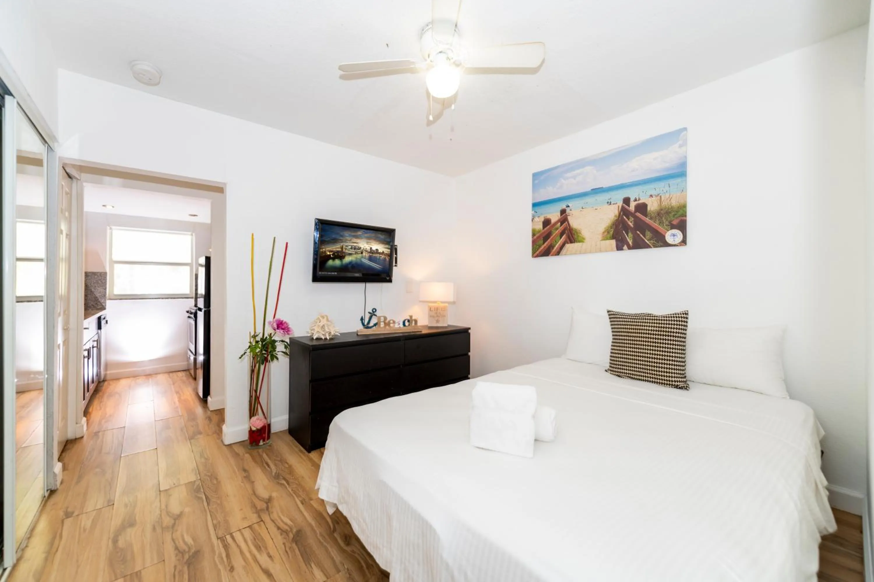 Bedroom, Bed in Sofi Beach Apartments