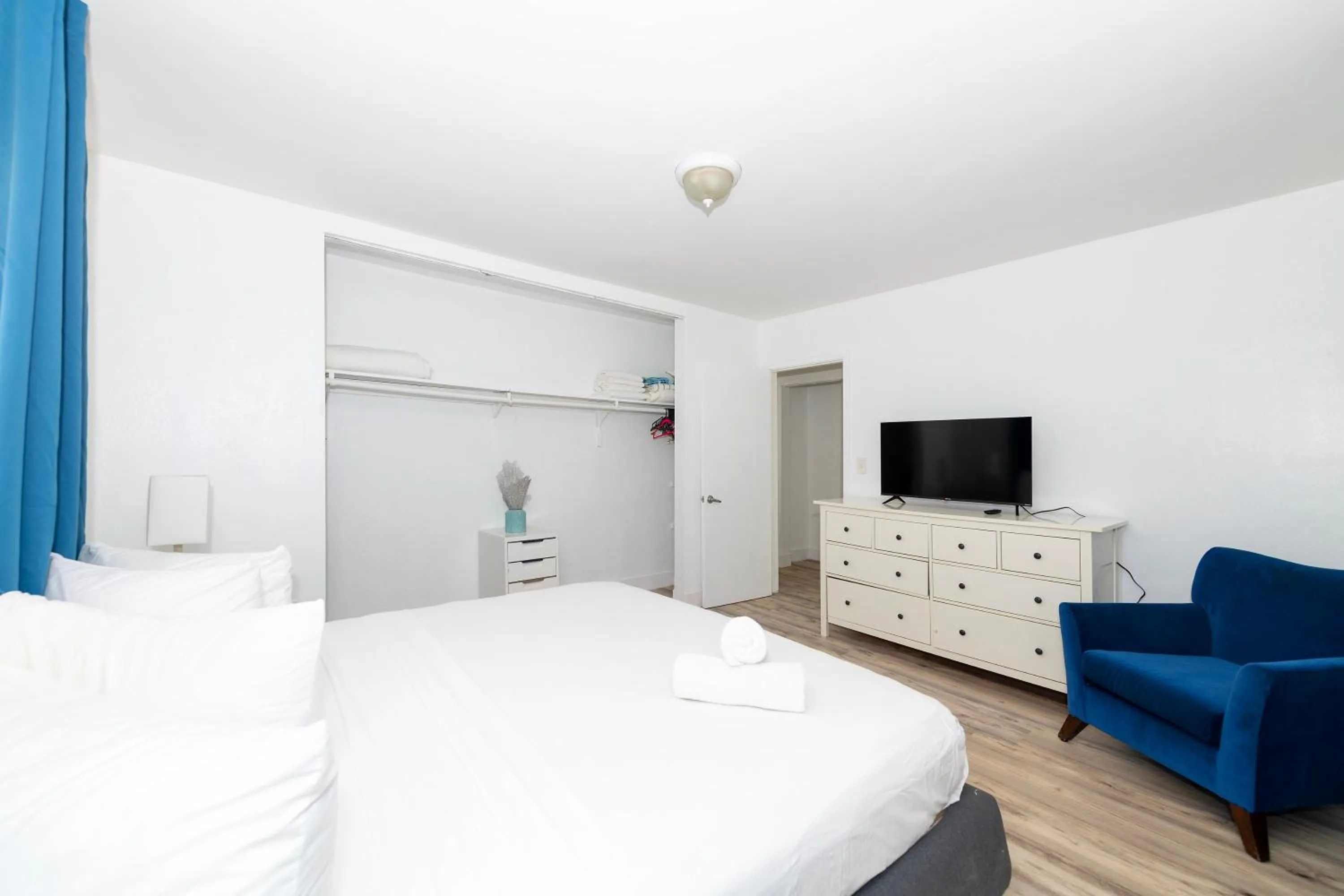 Bedroom, Bed in Sofi Beach Apartments