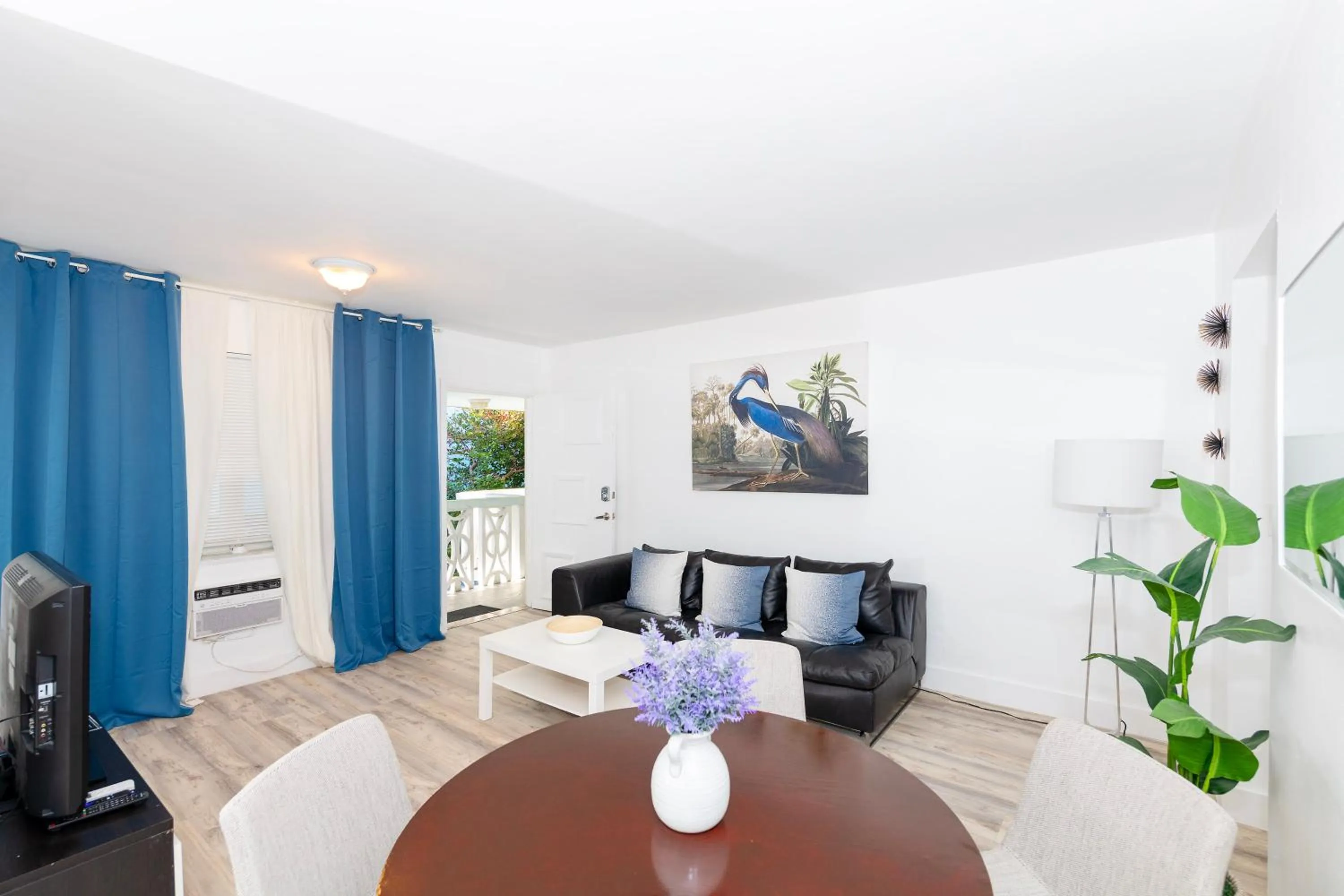 TV and multimedia in Sofi Beach Apartments