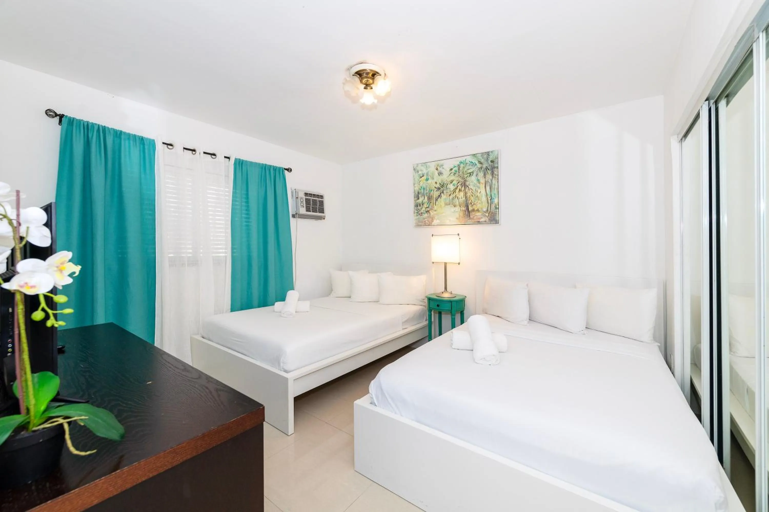 Bedroom, Bed in Sofi Beach Apartments