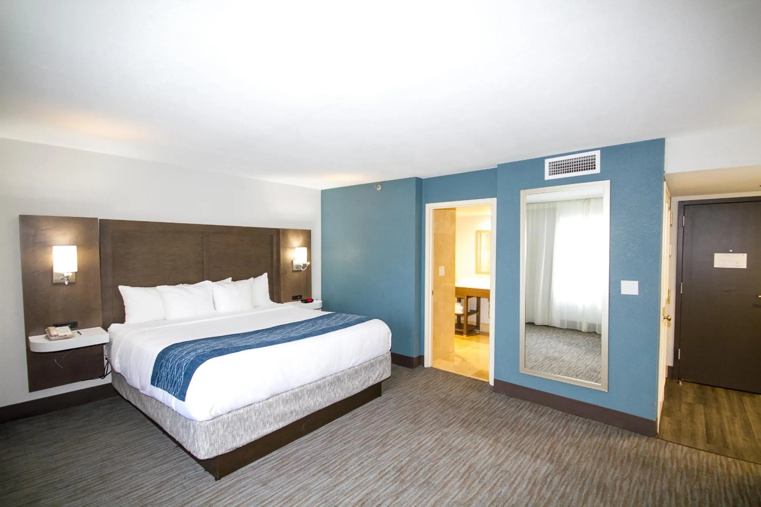 Bed in Comfort Inn & Suites Downtown Brickell-Port of Miami