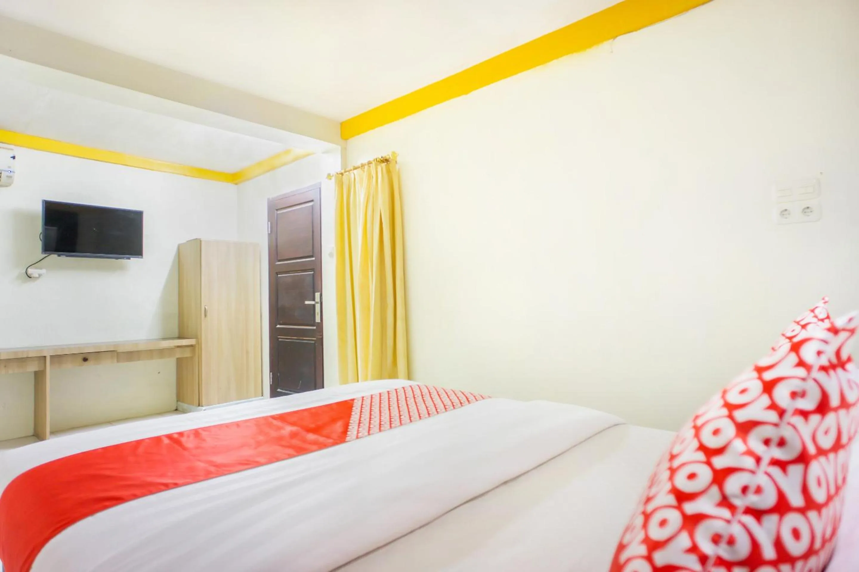 Bedroom, Bed in Hotel O Wisma Kuta Karang