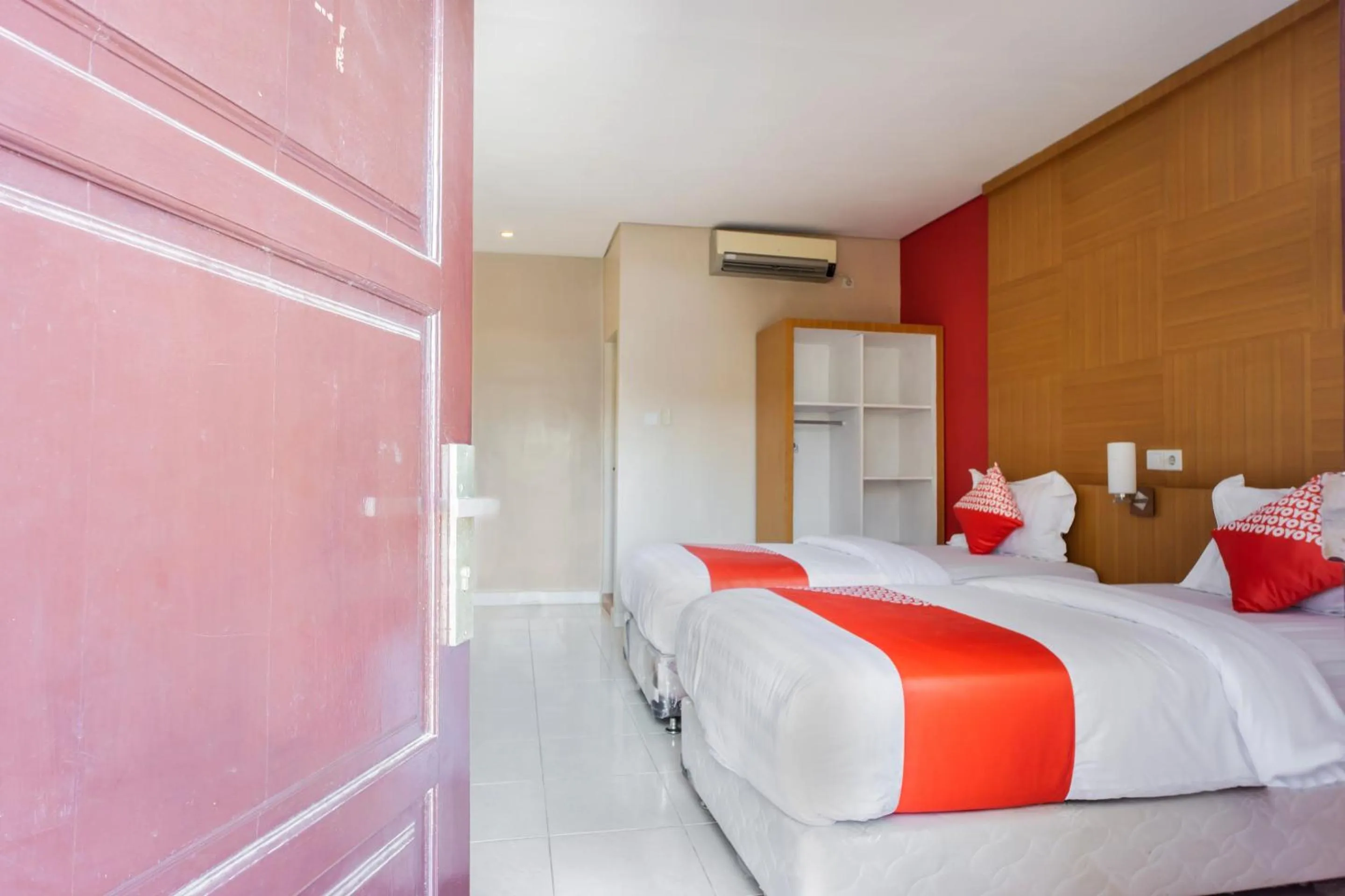 Bedroom, Bed in Hotel O Wisma Kuta Karang
