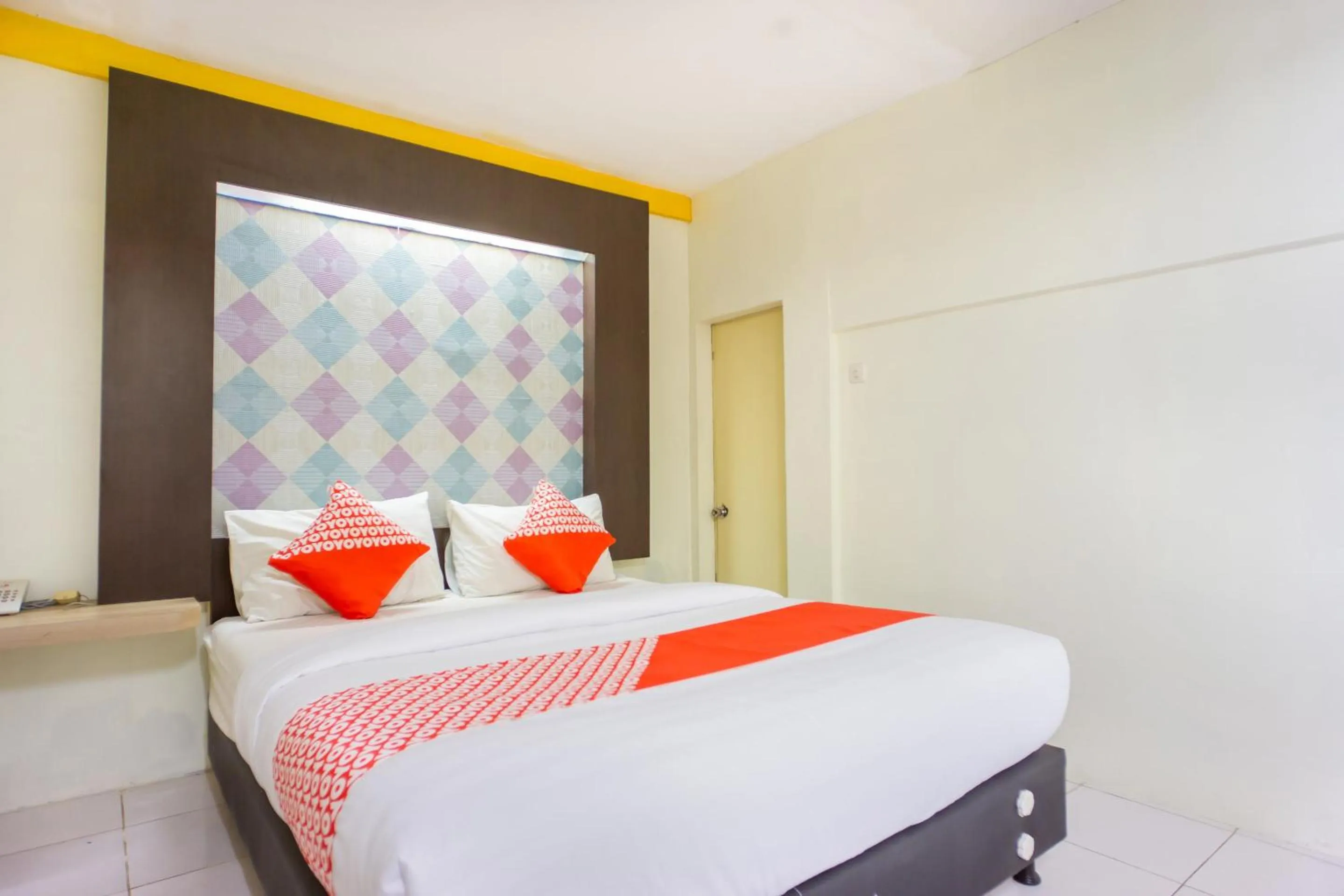 Bedroom, Bed in Hotel O Wisma Kuta Karang