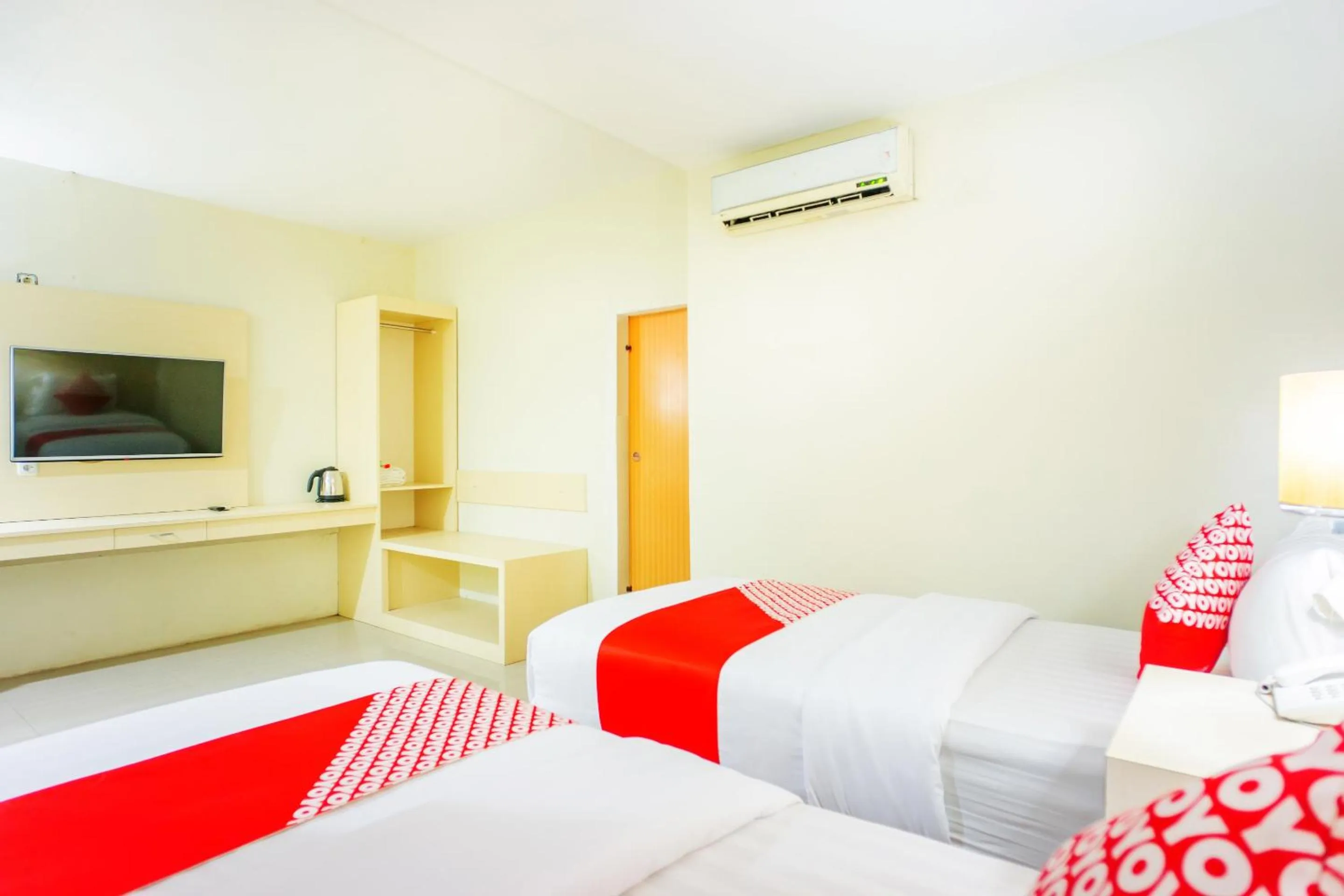 Bedroom, Bed in Hotel O Wisma Kuta Karang
