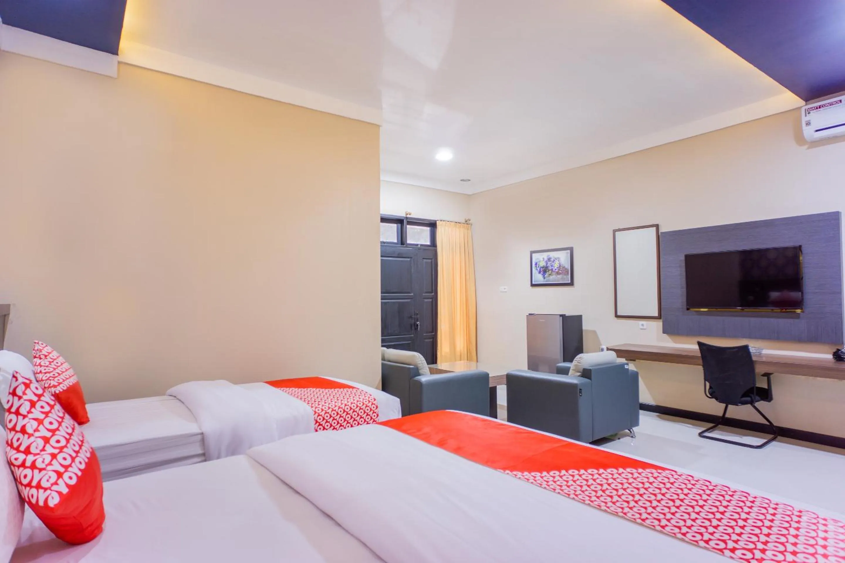 Bedroom, Bed in Hotel O Wisma Kuta Karang