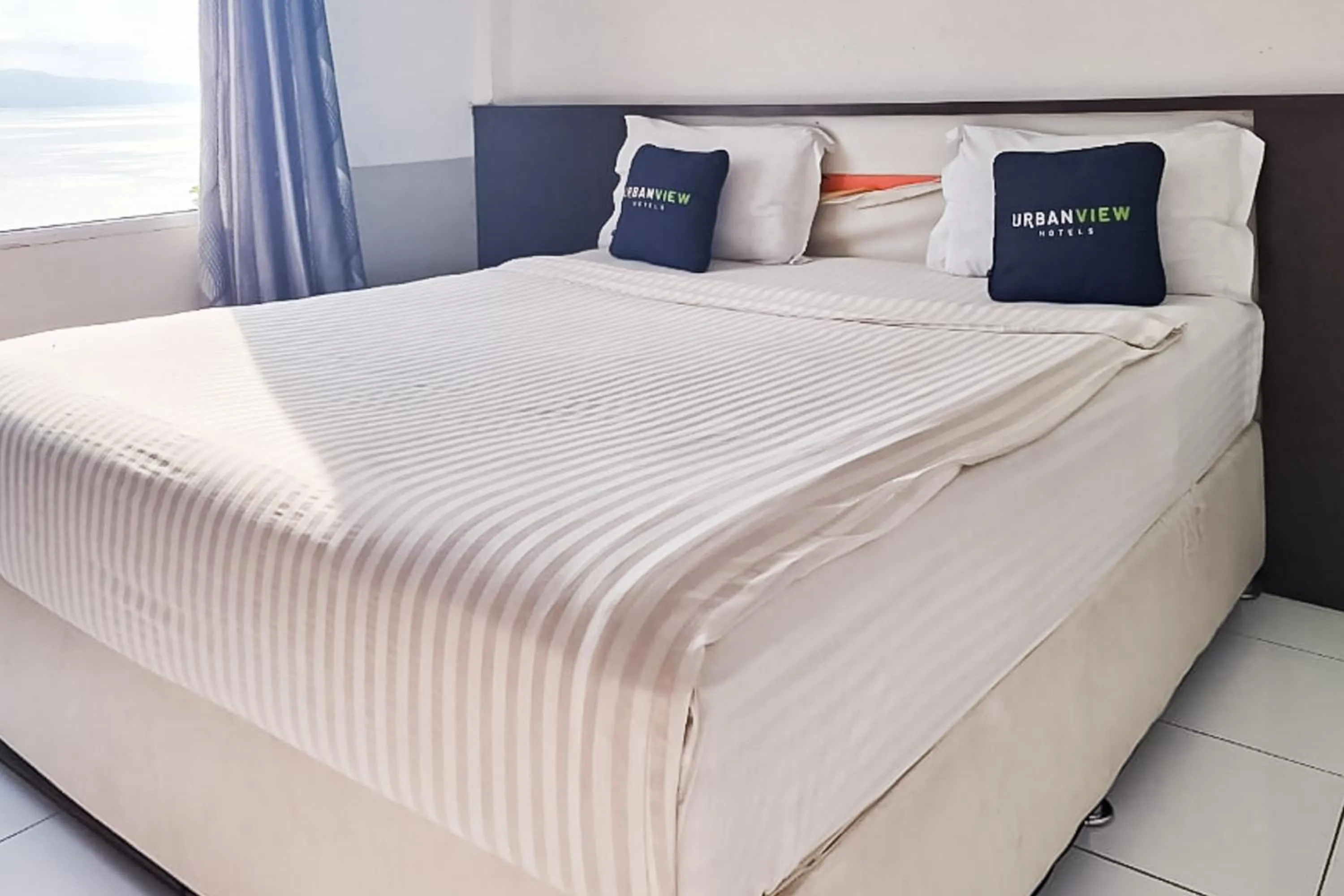 Bedroom, Bed in Urbanview Hotel Gapura Parapat by RedDoorz