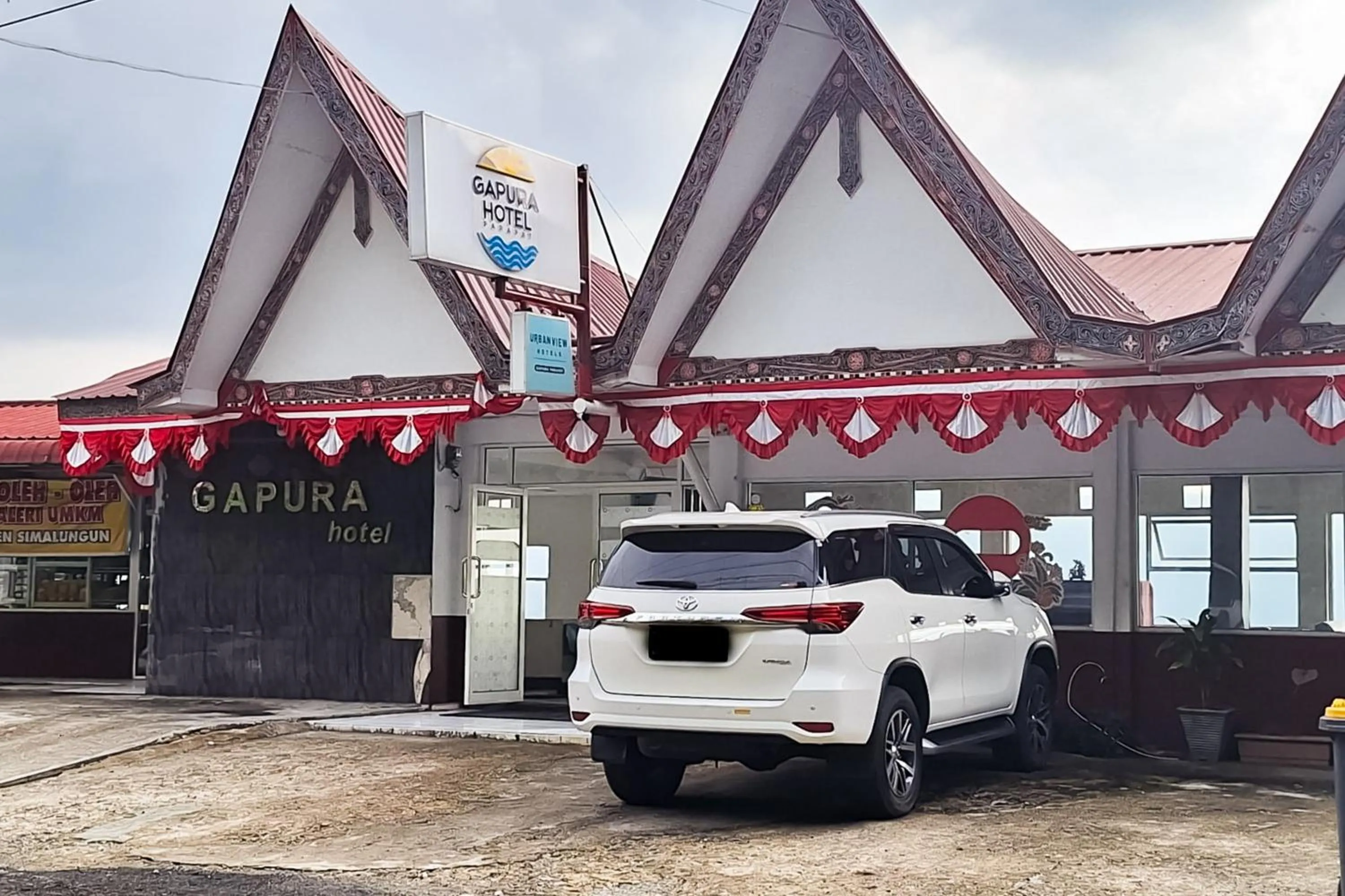 Property building in Urbanview Hotel Gapura Parapat by RedDoorz
