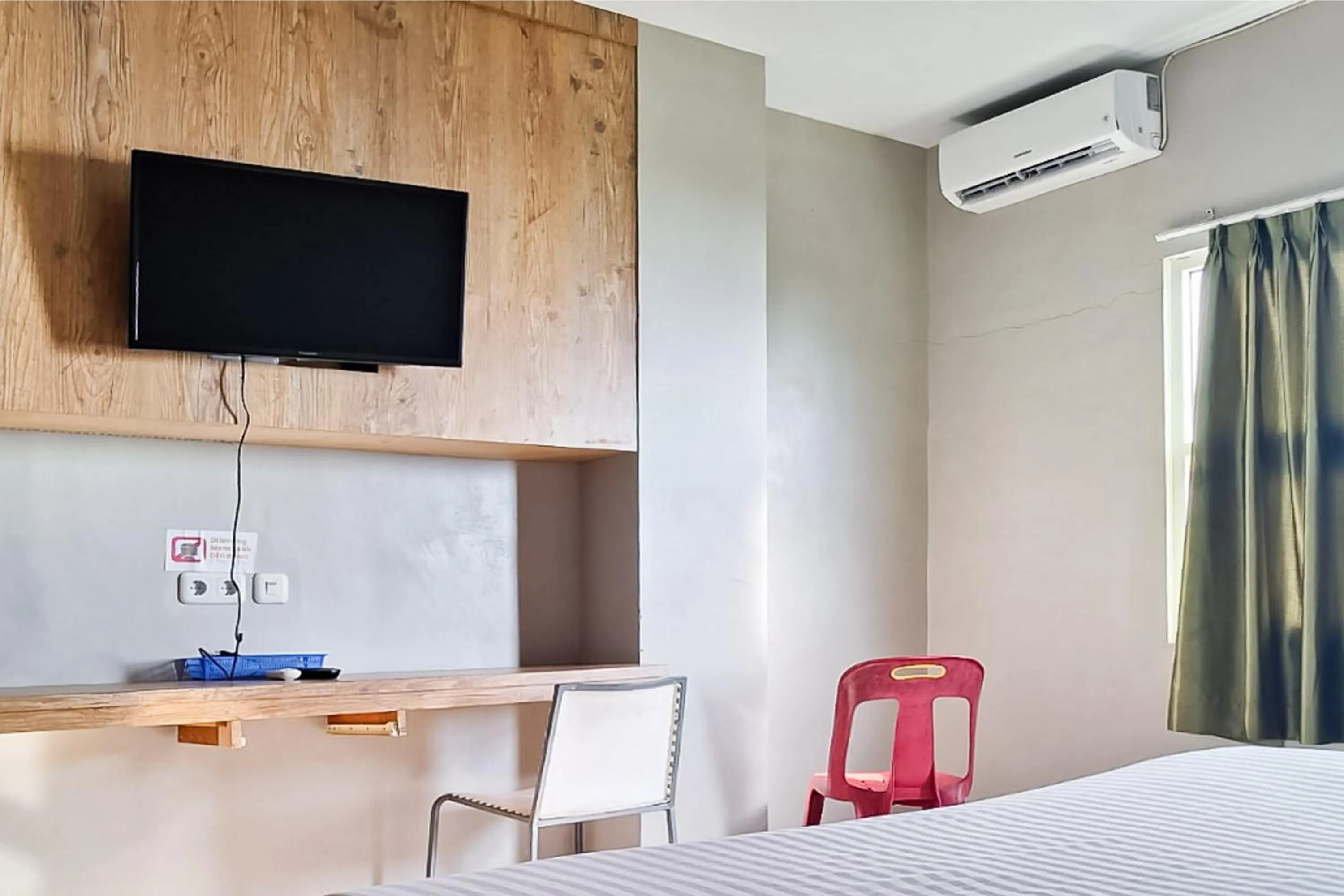 TV and multimedia, Bed in Urbanview Hotel Gapura Parapat by RedDoorz