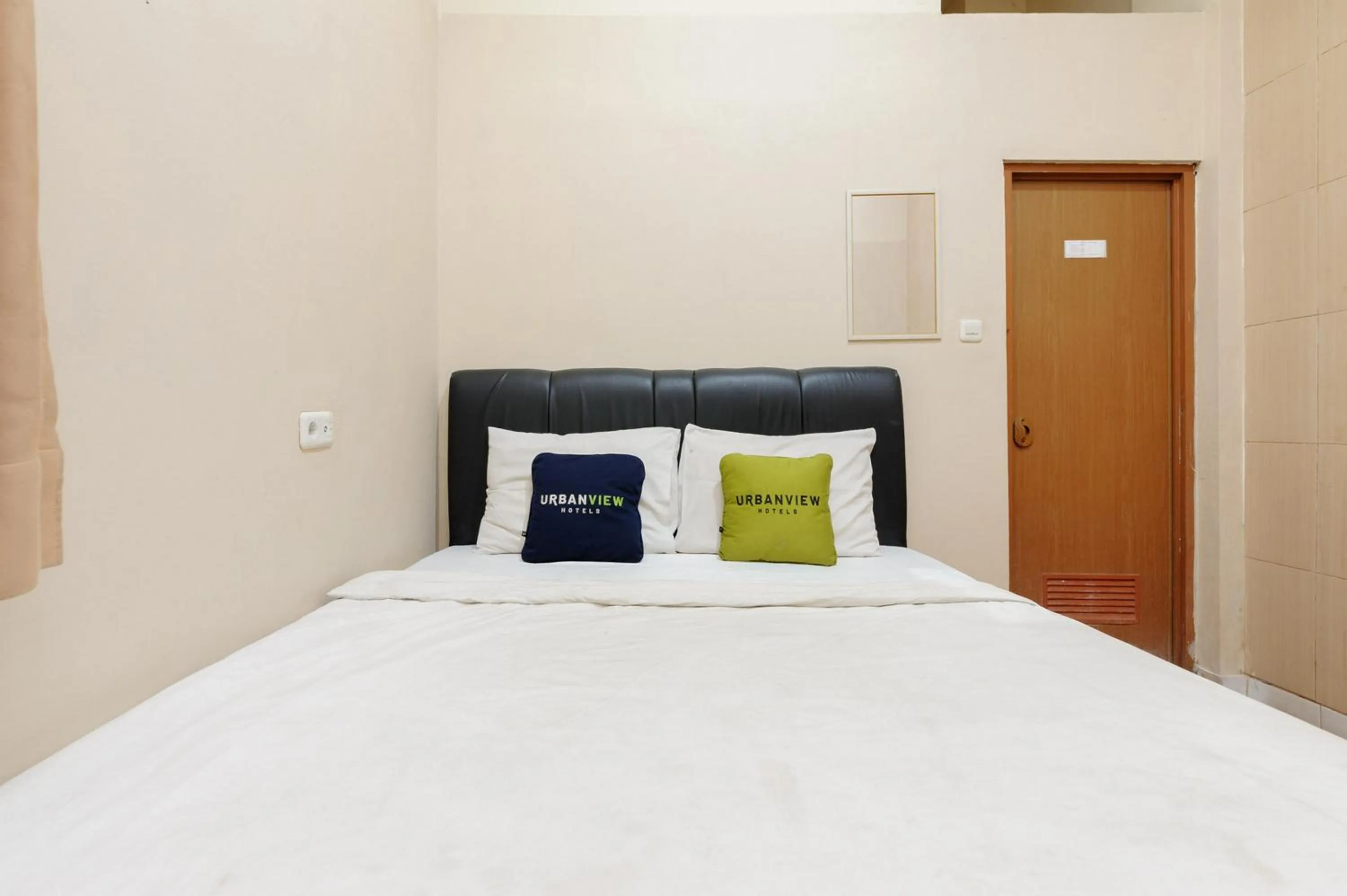 Bedroom, Bed in Urbanview Hotel Residence 446 Tanjung Duren